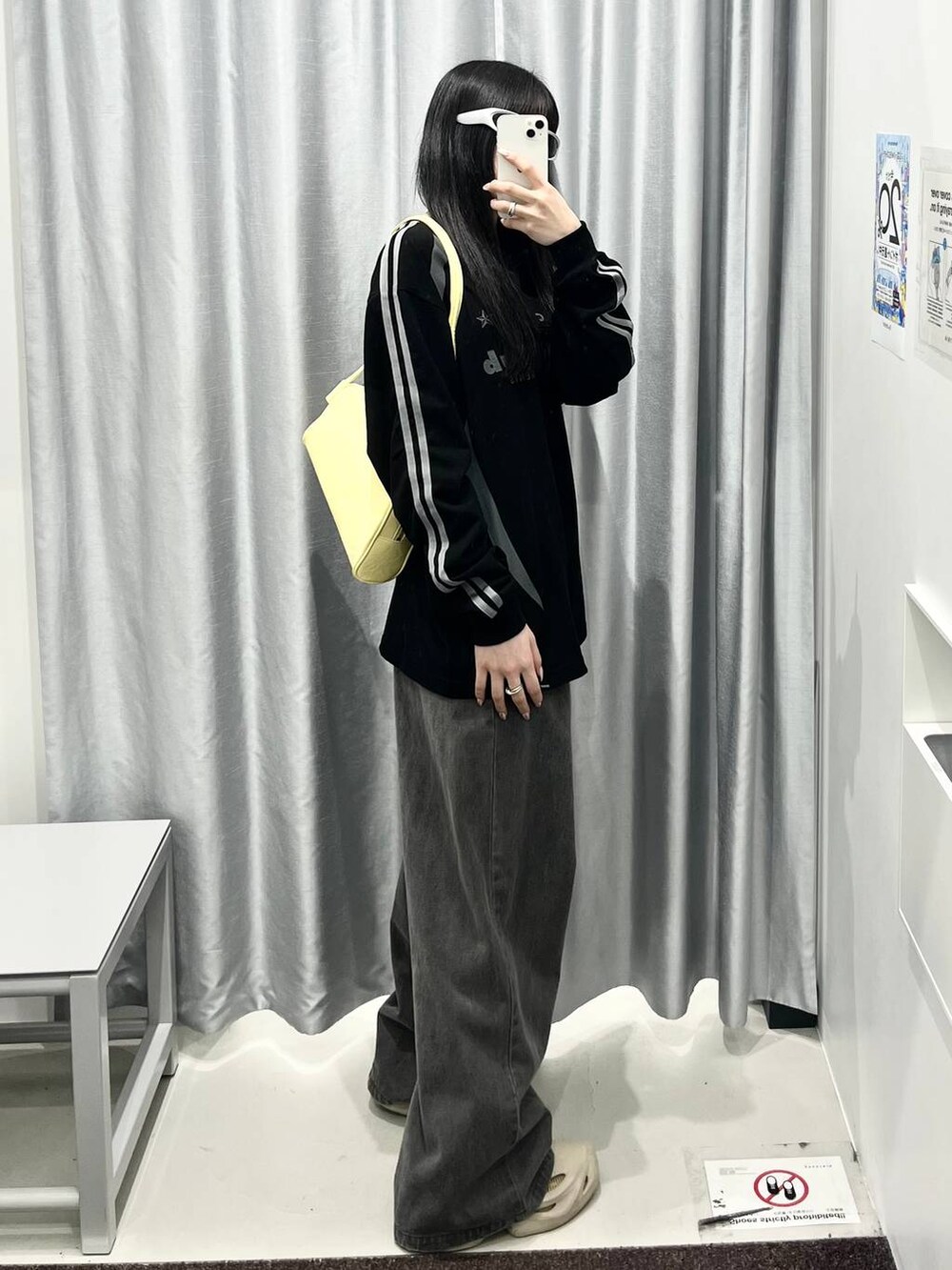 ブラック系のTシャツ/カットソー、グレー系のデニムパンツを着用したレディースの春コーディネートの2枚目の写真