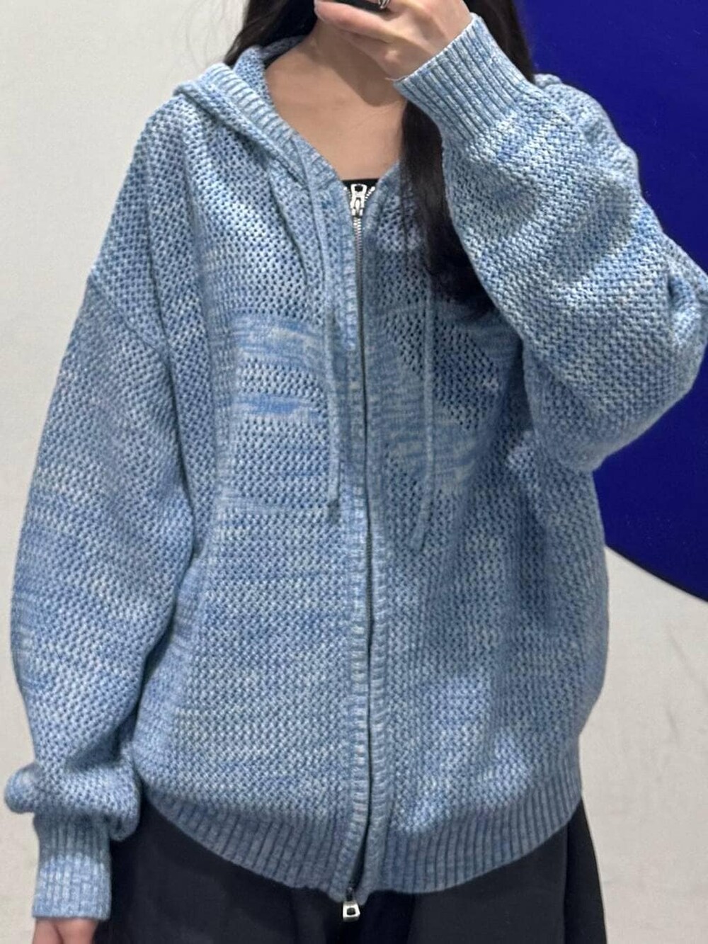グレー系のその他パンツ、ブルー系のパーカーを着用したレディースの春コーディネートの3枚目の写真