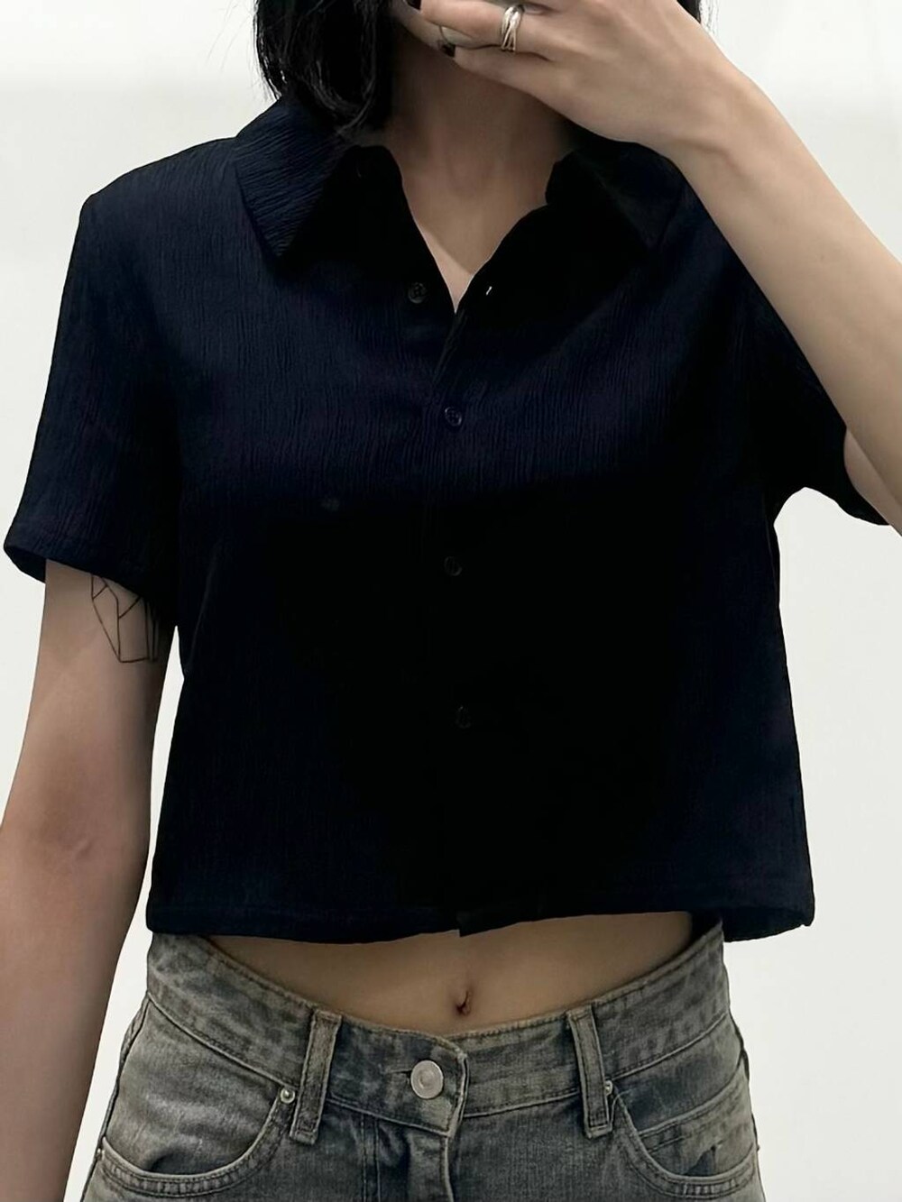 ブルー系のデニムパンツ、ブルー系のシャツ/ブラウス、その他のサンダルを着用したレディースの夏コーディネートの3枚目の写真