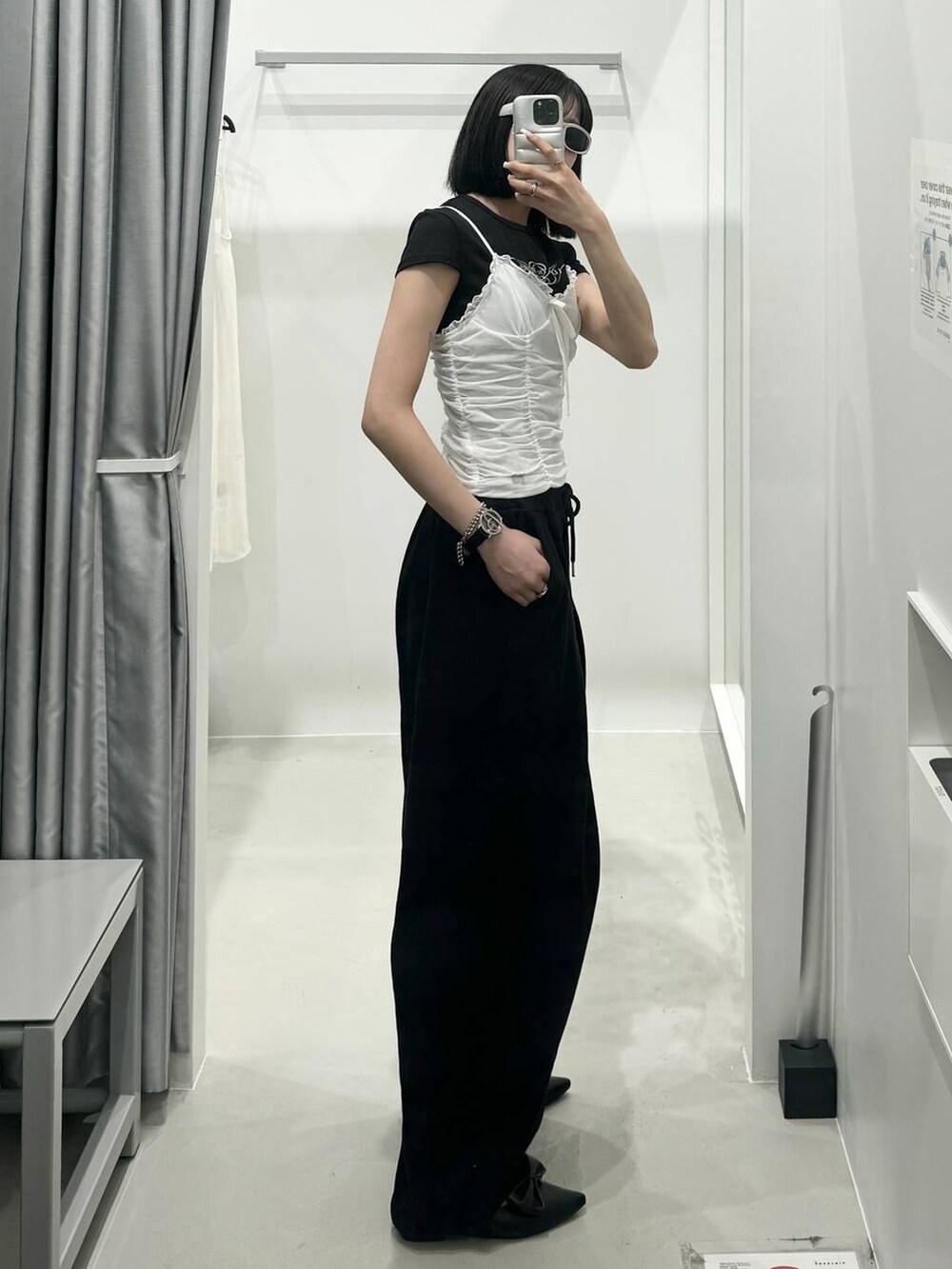 ブラック系のスウェットパンツ、ブラック系のTシャツ/カットソー、ブラック系のサンダルを着用したレディースの夏コーディネートの2枚目の写真