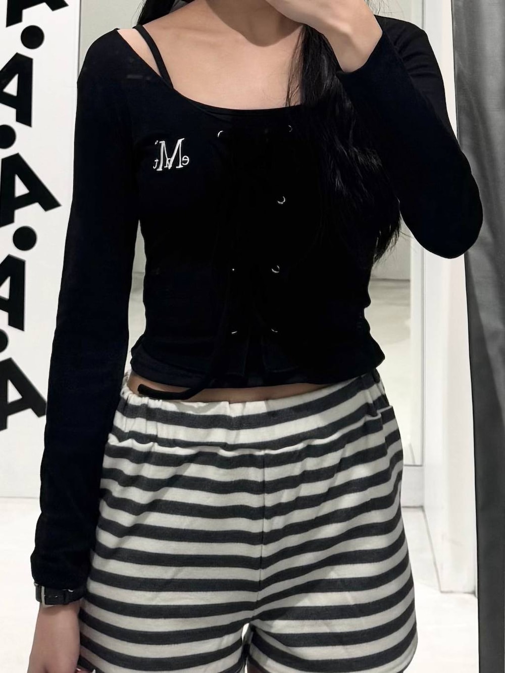 ベージュ系のその他パンツ、ブラック系のブーツ、ブラック系のTシャツ/カットソーを着用したレディースの秋コーディネートの3枚目の写真