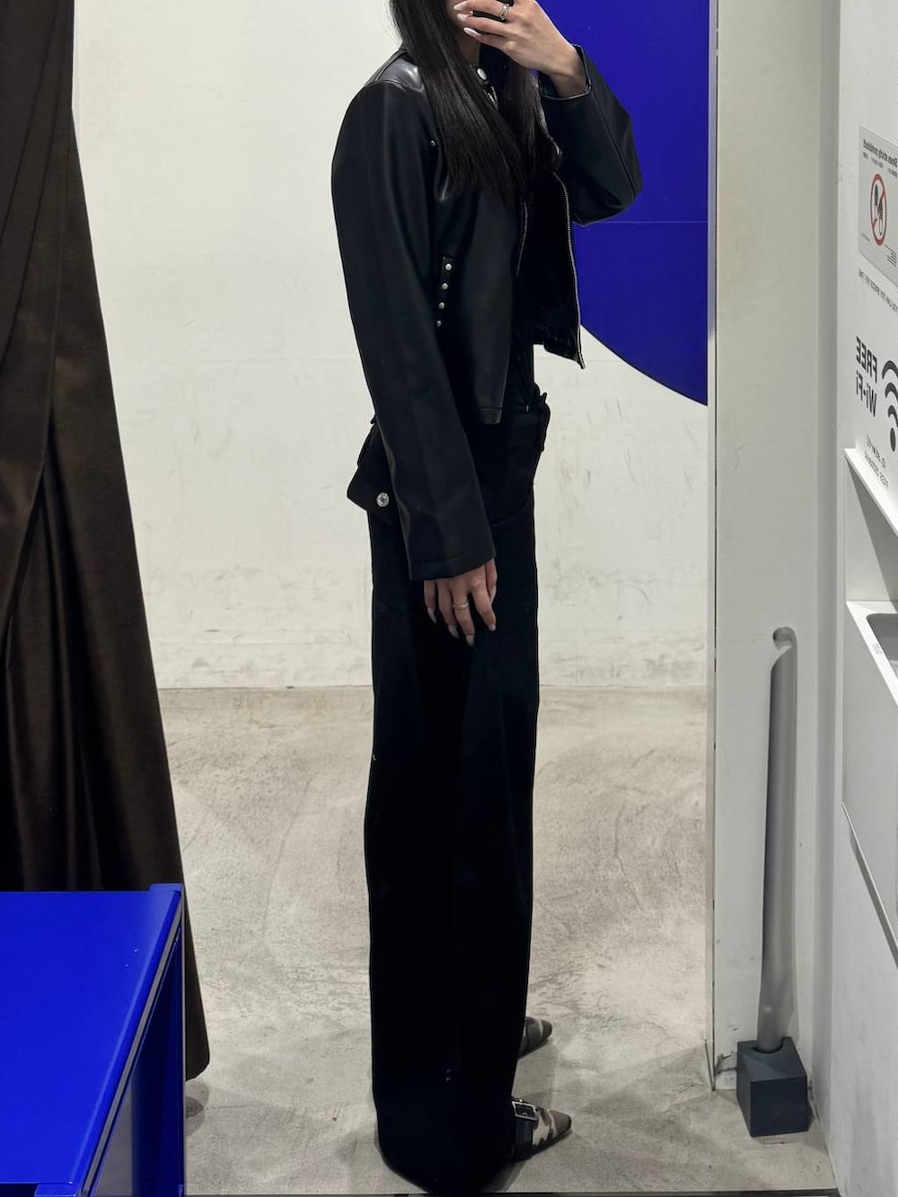 その他のパンプス、ブラック系のブルゾン、ブラック系のスウェットパンツを着用したレディースの冬コーディネートの2枚目の写真