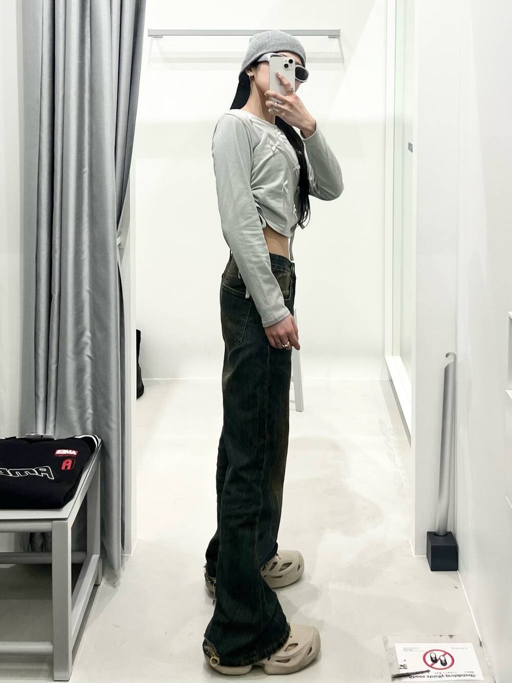 ブルー系のデニムパンツ、ブルー系のTシャツ/カットソー、グレー系のニットキャップ/ビーニーを着用したレディースの春コーディネートの2枚目の写真
