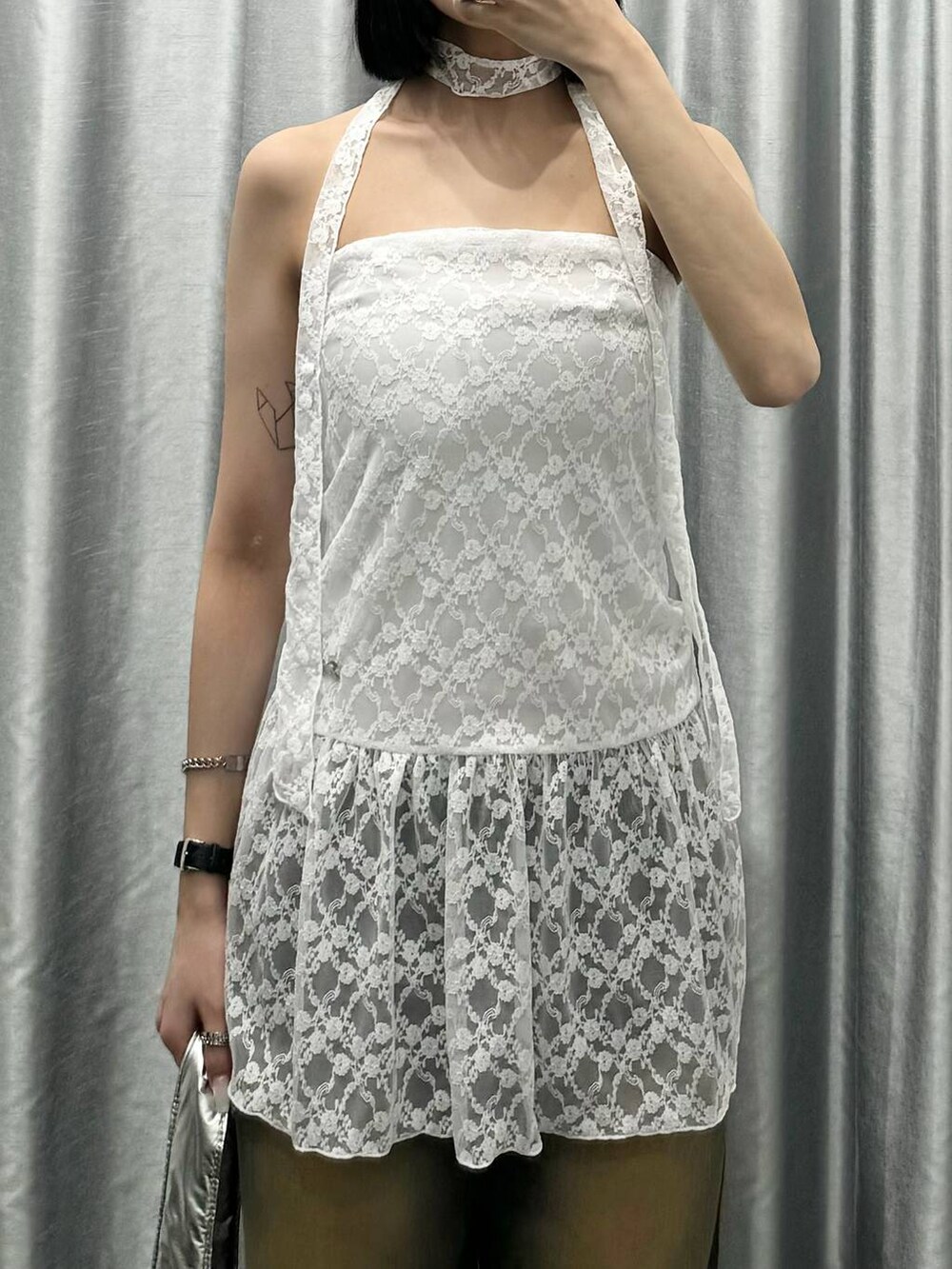 ブルー系のデニムパンツ、ホワイト系のワンピースを着用したレディースの夏コーディネートの3枚目の写真