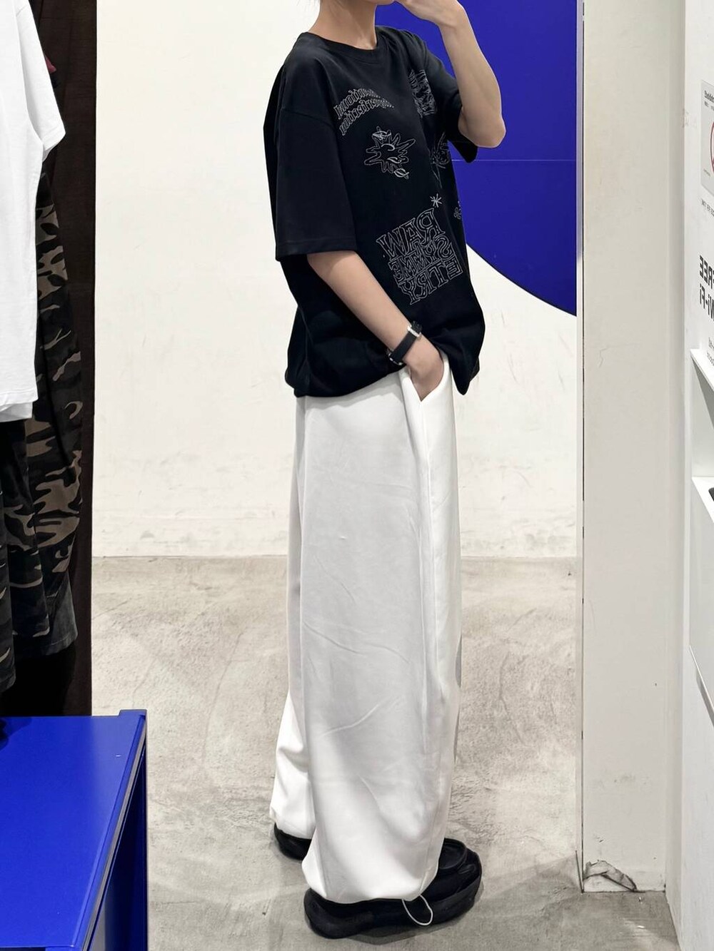 ブラック系のTシャツ/カットソーを着用したレディースの夏コーディネートの2枚目の写真