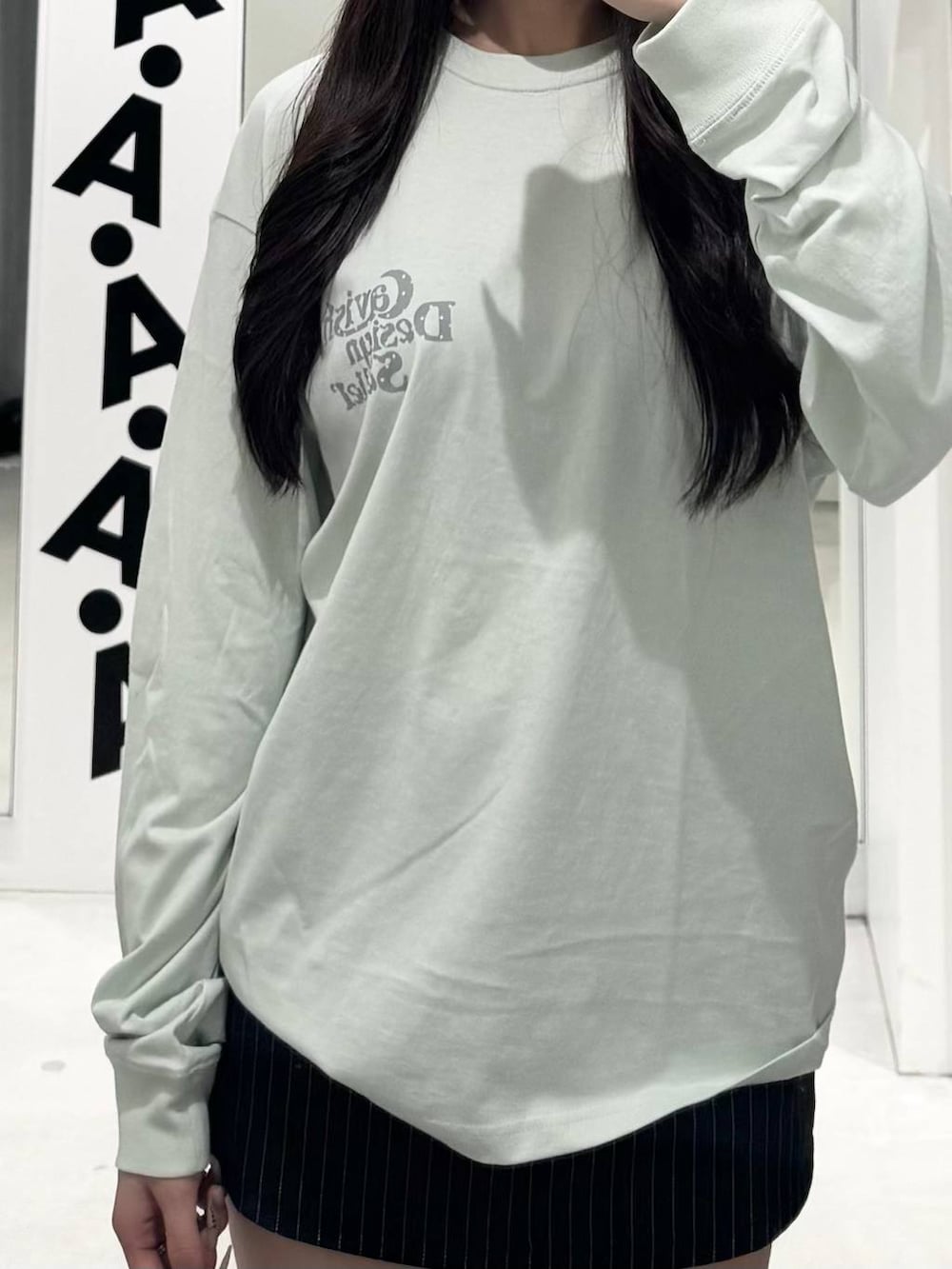 グリーン系のTシャツ/カットソー、ブラック系のその他パンツ、ブラック系のブーツを着用したレディースの秋コーディネートの3枚目の写真