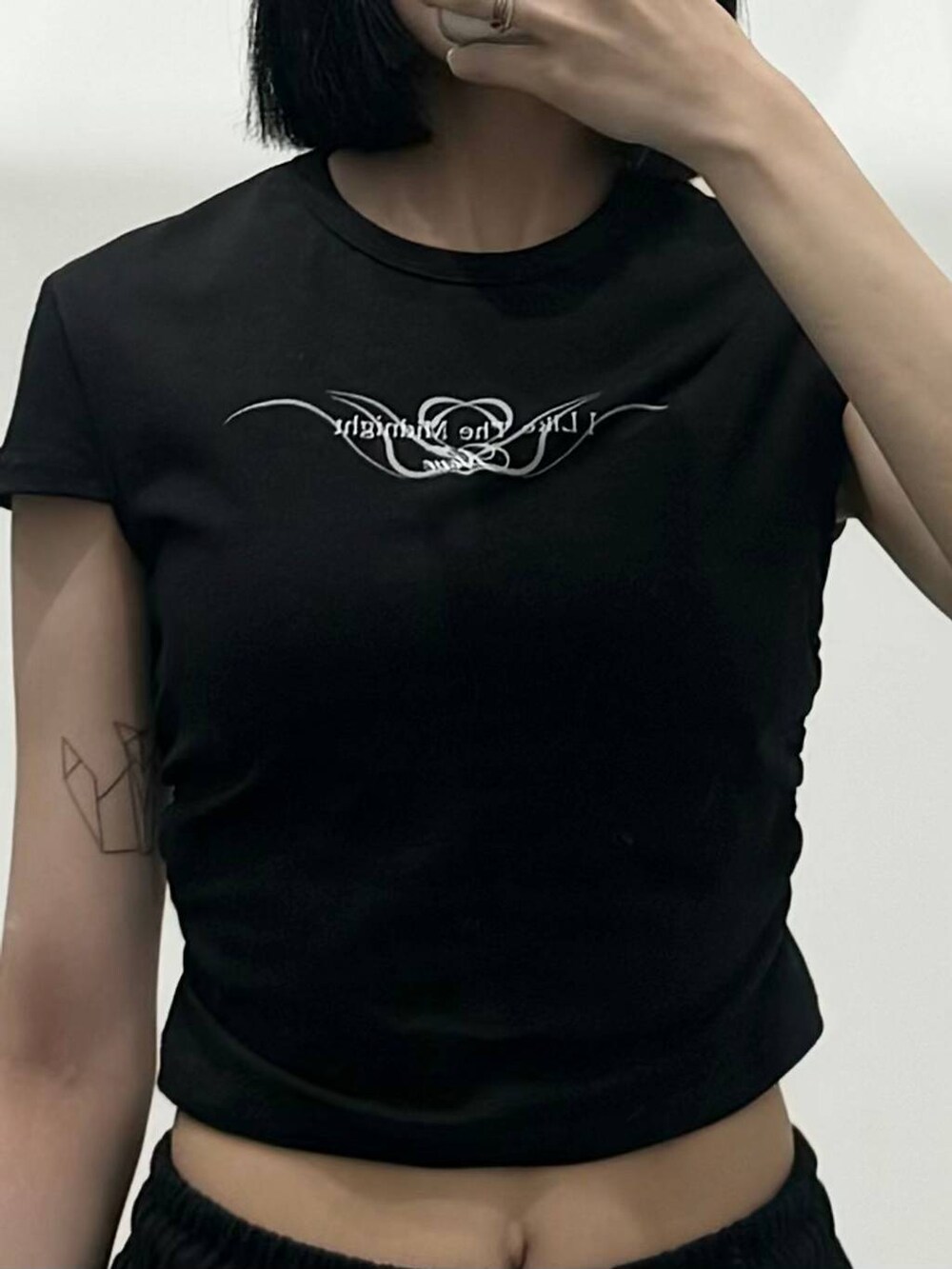 ブラック系のスウェットパンツ、ブラック系のTシャツ/カットソーを着用したレディースの夏コーディネートの3枚目の写真