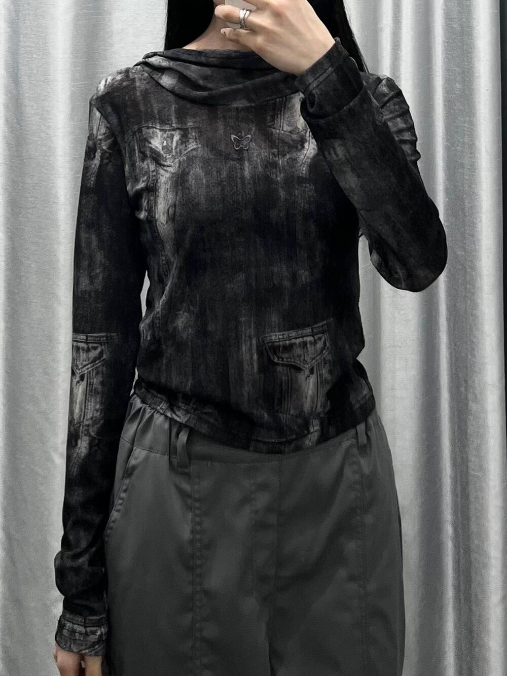 ブラック系のブルゾン、グレー系のその他パンツ、ブラック系のTシャツ/カットソーを着用したレディースの春コーディネートの3枚目の写真