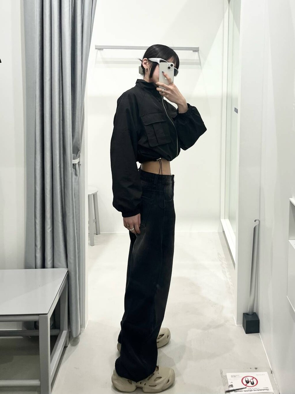 ブラック系のデニムパンツ、ブラック系のナイロンジャケットを着用したレディースの冬コーディネートの2枚目の写真