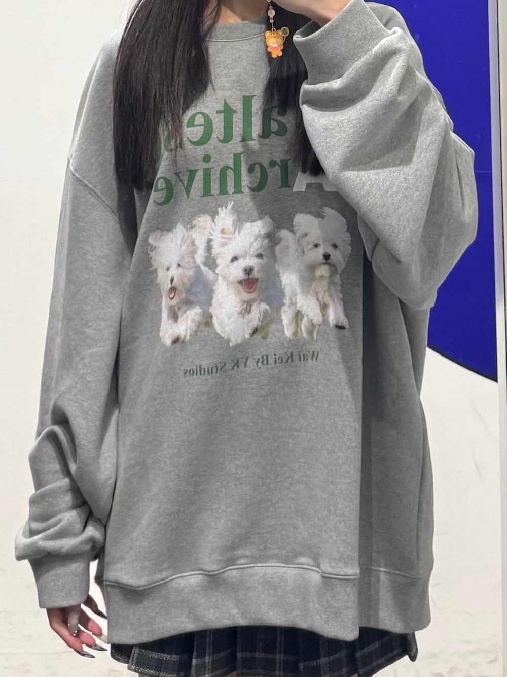 ブラック系のブーツ、ブルー系のスカート、グレー系のスウェットを着用したレディースの秋コーディネートの3枚目の写真