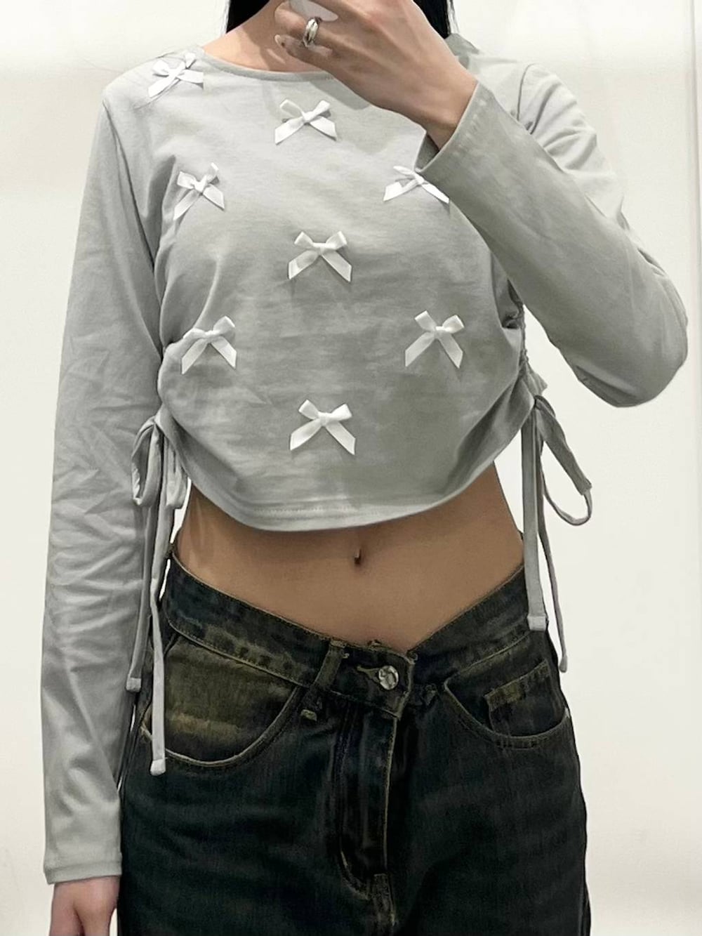 ブルー系のデニムパンツ、ブルー系のTシャツ/カットソー、グレー系のニットキャップ/ビーニーを着用したレディースの春コーディネートの3枚目の写真