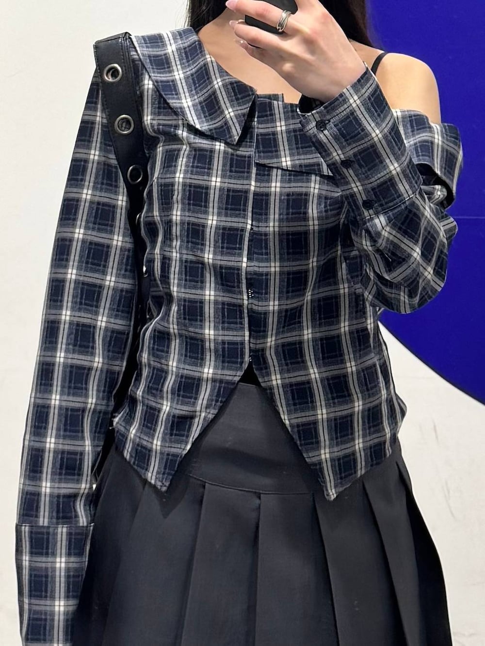 ブルー系のシャツ/ブラウス、グレー系のスカートを着用したレディースの春コーディネートの3枚目の写真