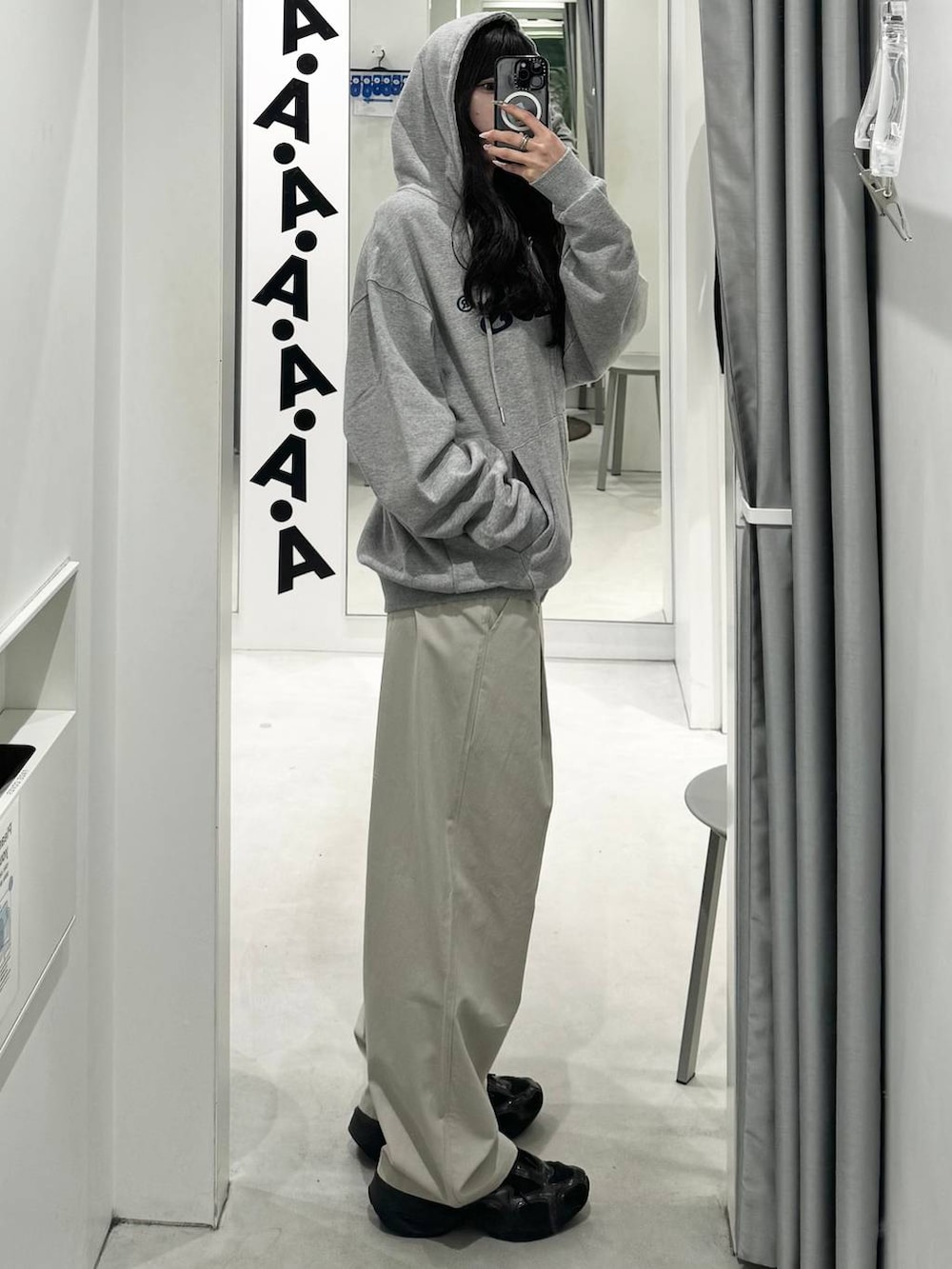 ベージュ系のその他パンツ、グレー系のパーカーを着用したレディースの秋コーディネートの2枚目の写真