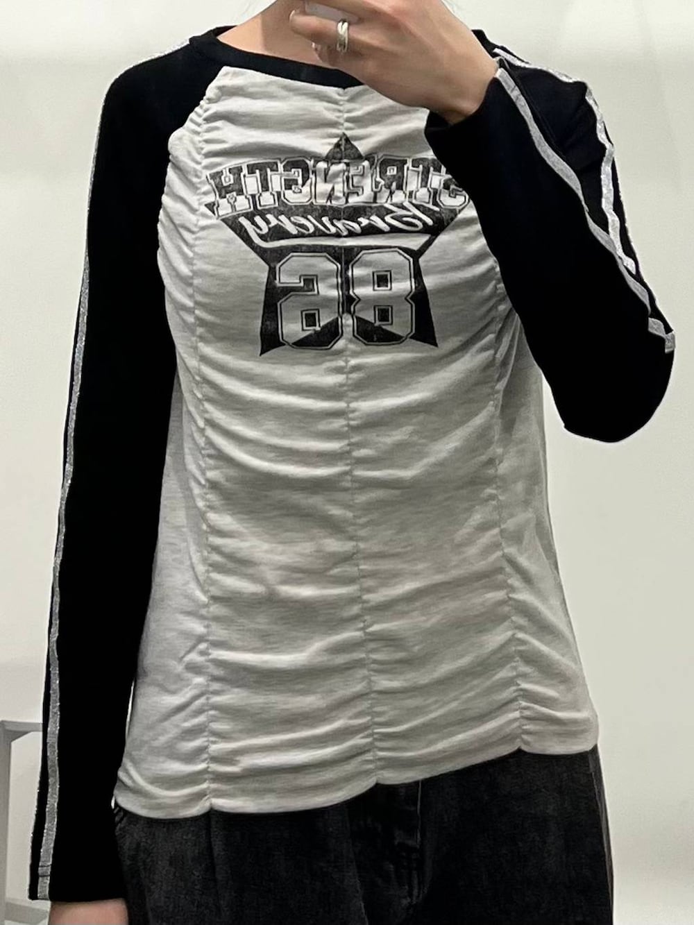 グレー系のTシャツ/カットソー、ブラック系のデニムパンツを着用したレディースの春コーディネートの3枚目の写真