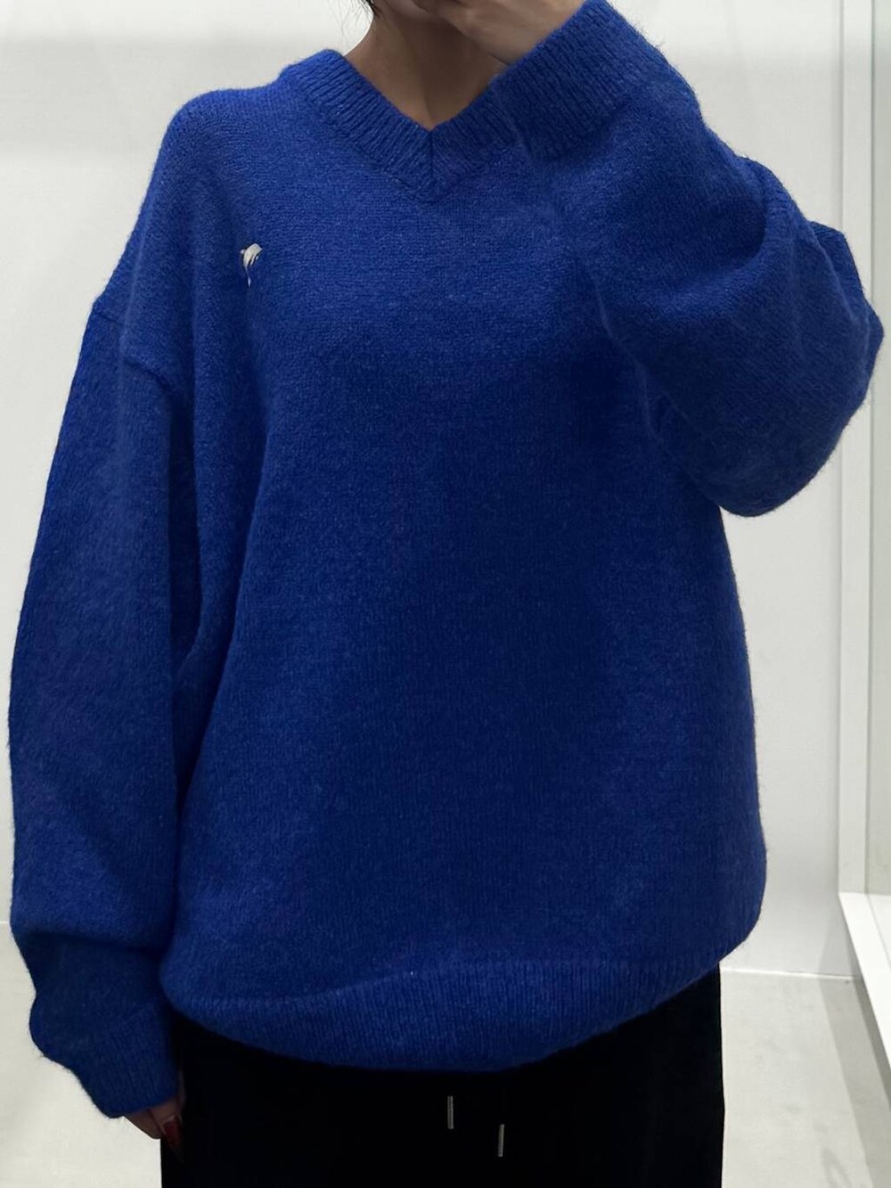 ブラック系のスウェットパンツ、ブルー系のニット/セーターを着用したレディースの冬コーディネートの3枚目の写真