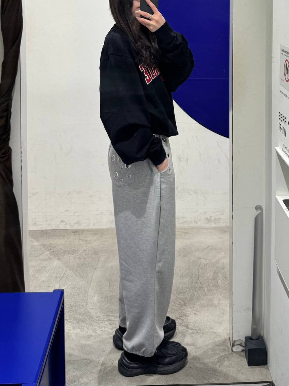 ベージュ系のスウェットパンツ、ブラック系のスウェット、ブラック系のキャップを着用したレディースの春コーディネートの2枚目の写真