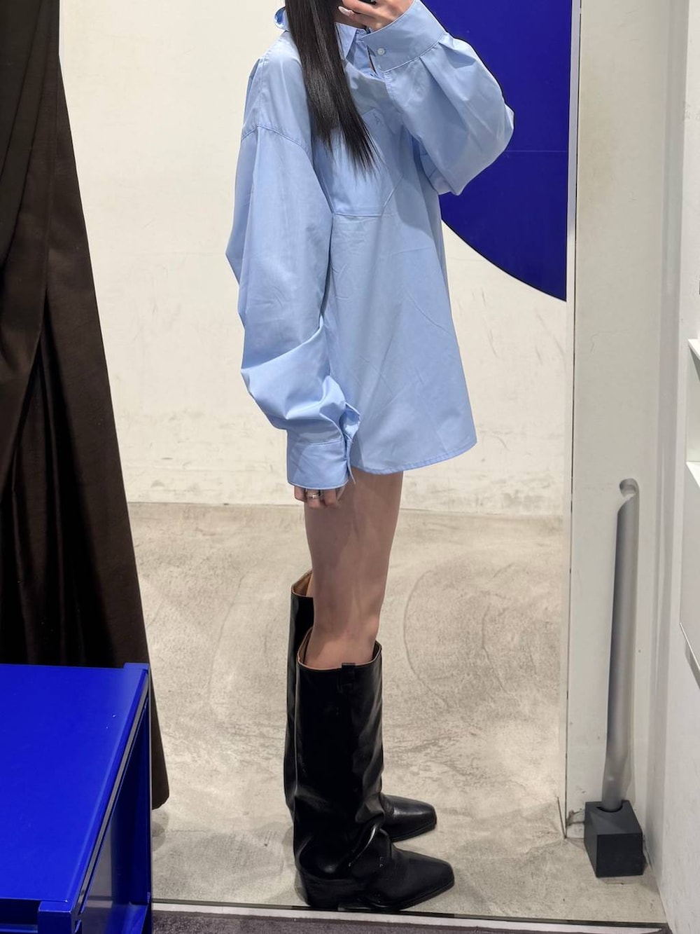 ブルー系のシャツ/ブラウス、ブラック系のブーツを着用したレディースの冬コーディネートの2枚目の写真