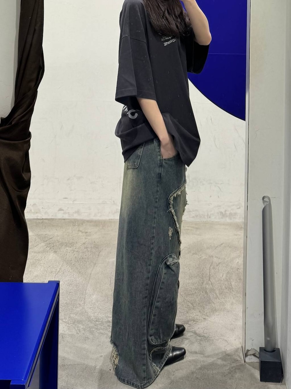 ブルー系のデニムパンツ、グレー系のTシャツ/カットソーを着用したレディースの春コーディネートの2枚目の写真