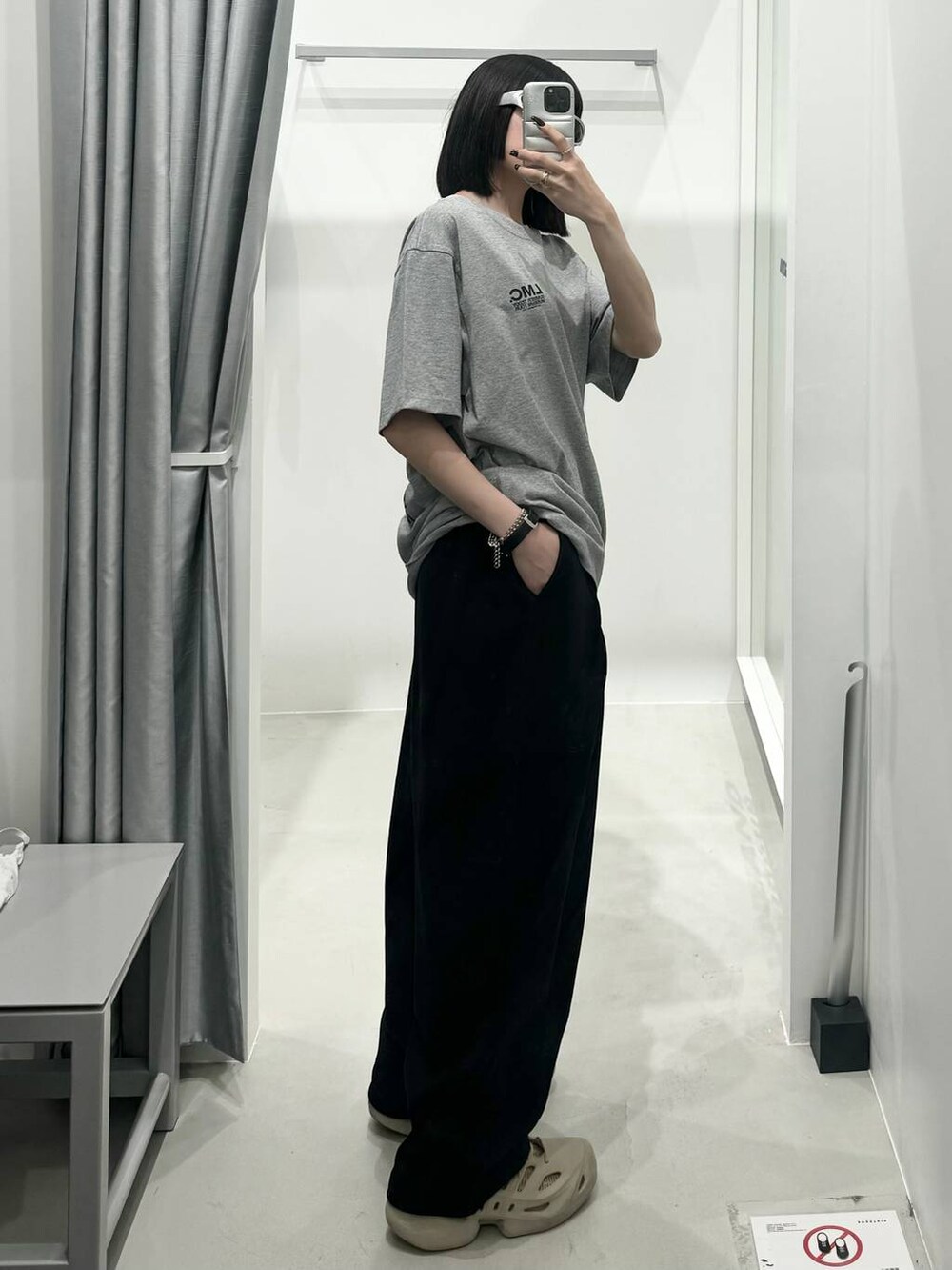 グレー系のTシャツ/カットソー、ブラック系のスウェットパンツを着用したレディースの夏コーディネートの2枚目の写真