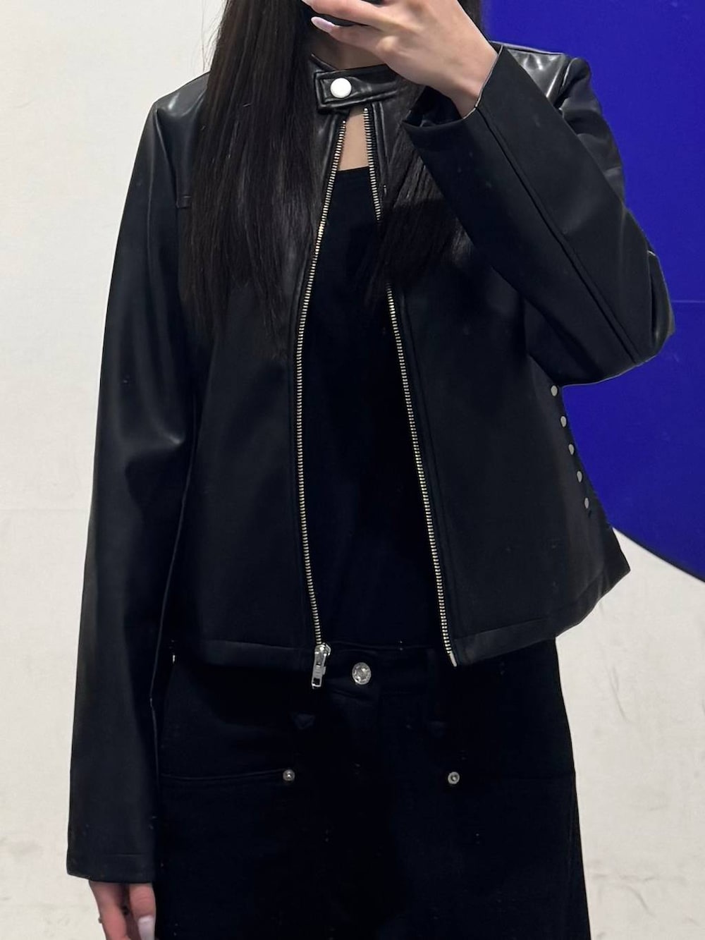 その他のパンプス、ブラック系のブルゾン、ブラック系のスウェットパンツを着用したレディースの冬コーディネートの3枚目の写真