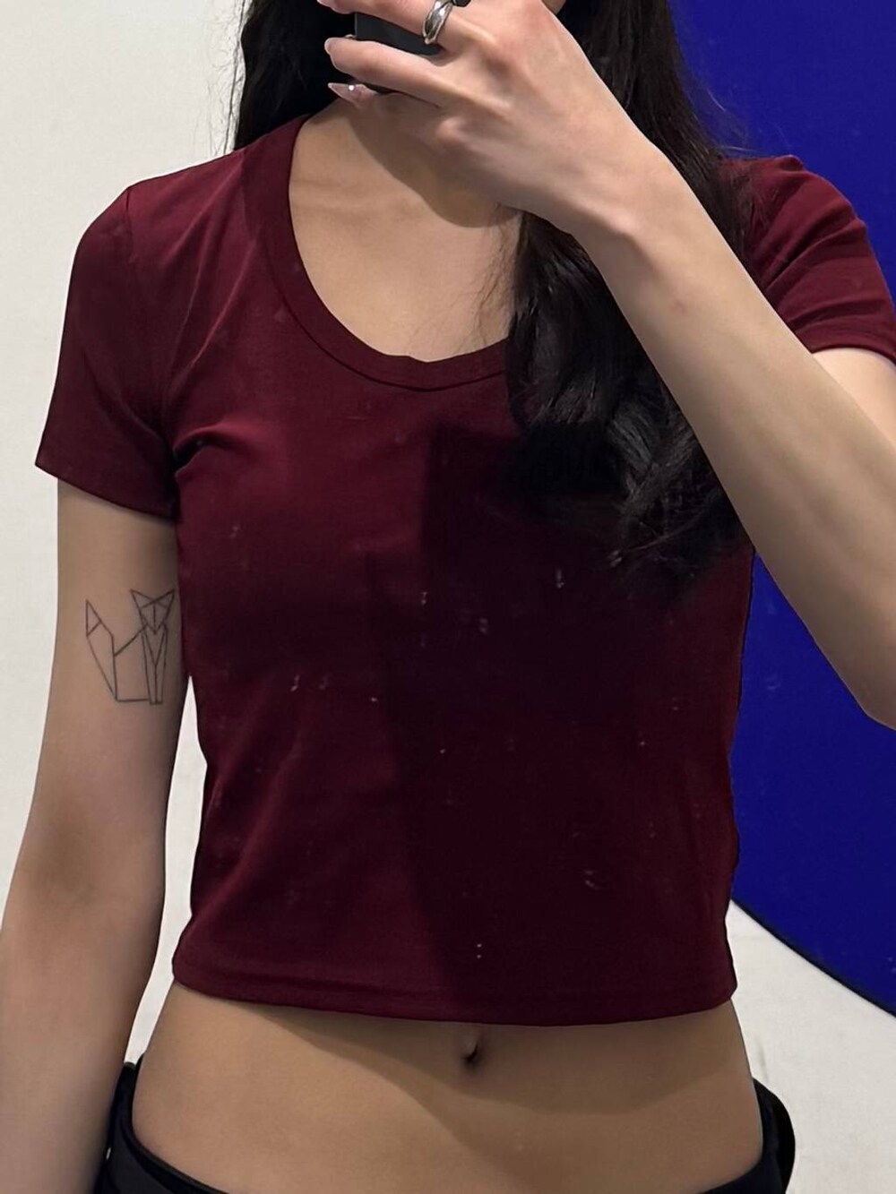 レッド系のTシャツ/カットソー、ブラック系のスウェットパンツを着用したレディースの春コーディネートの3枚目の写真