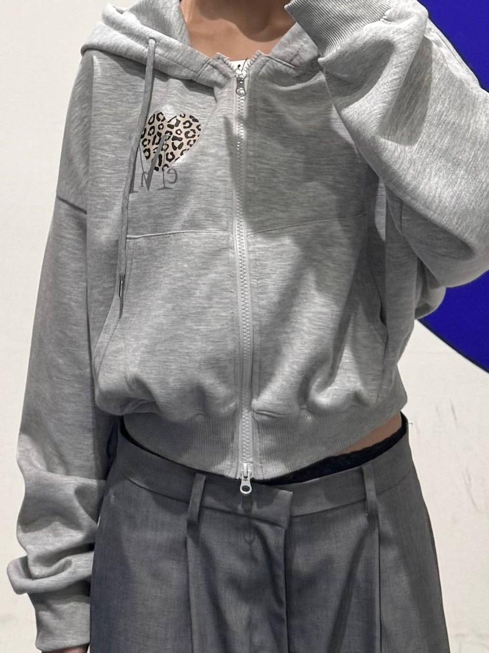 グレー系のパーカーを着用したレディースの秋コーディネートの3枚目の写真