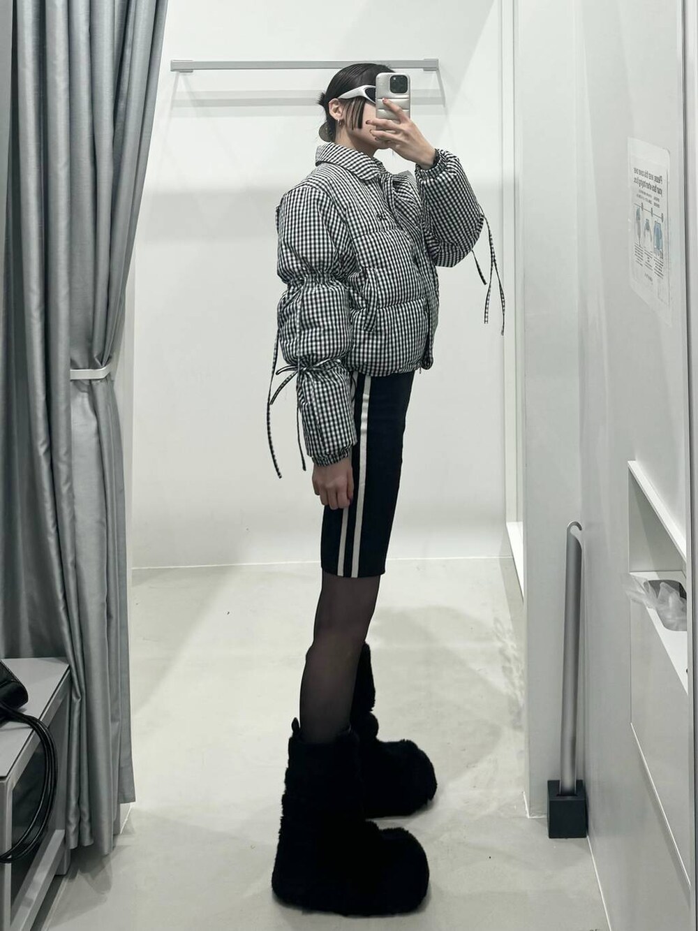 ブラック系のその他パンツ、ブラック系のダウンジャケット/コートを着用したレディースの秋コーディネートの2枚目の写真