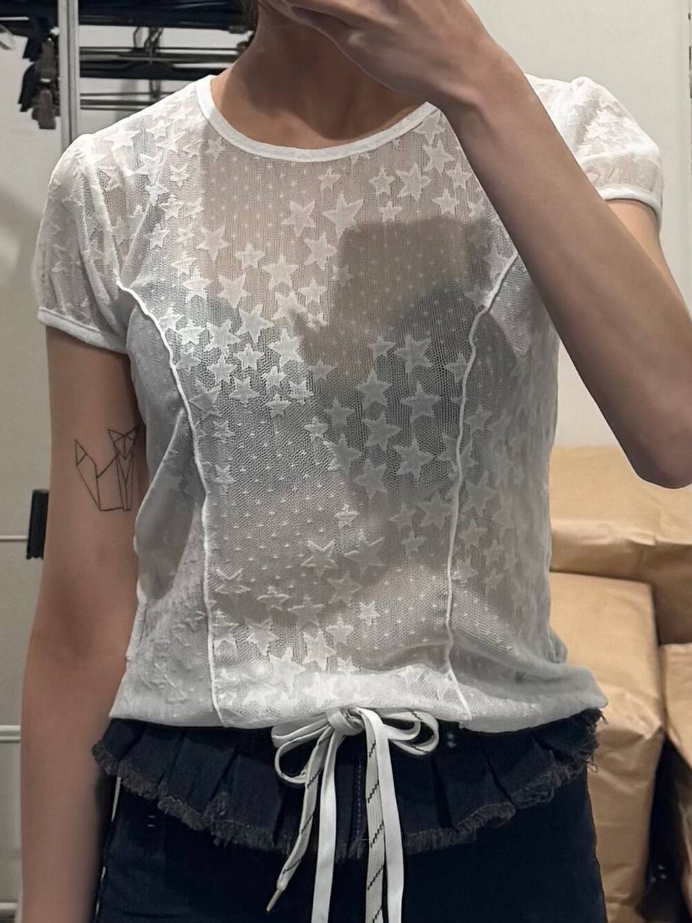 ブルー系のデニムパンツを着用したレディースの夏コーディネートの3枚目の写真