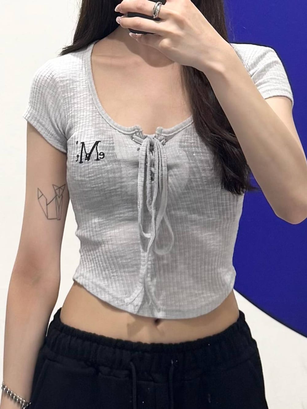 グレー系のTシャツ/カットソー、ブラック系のスウェットパンツを着用したレディースの夏コーディネートの3枚目の写真
