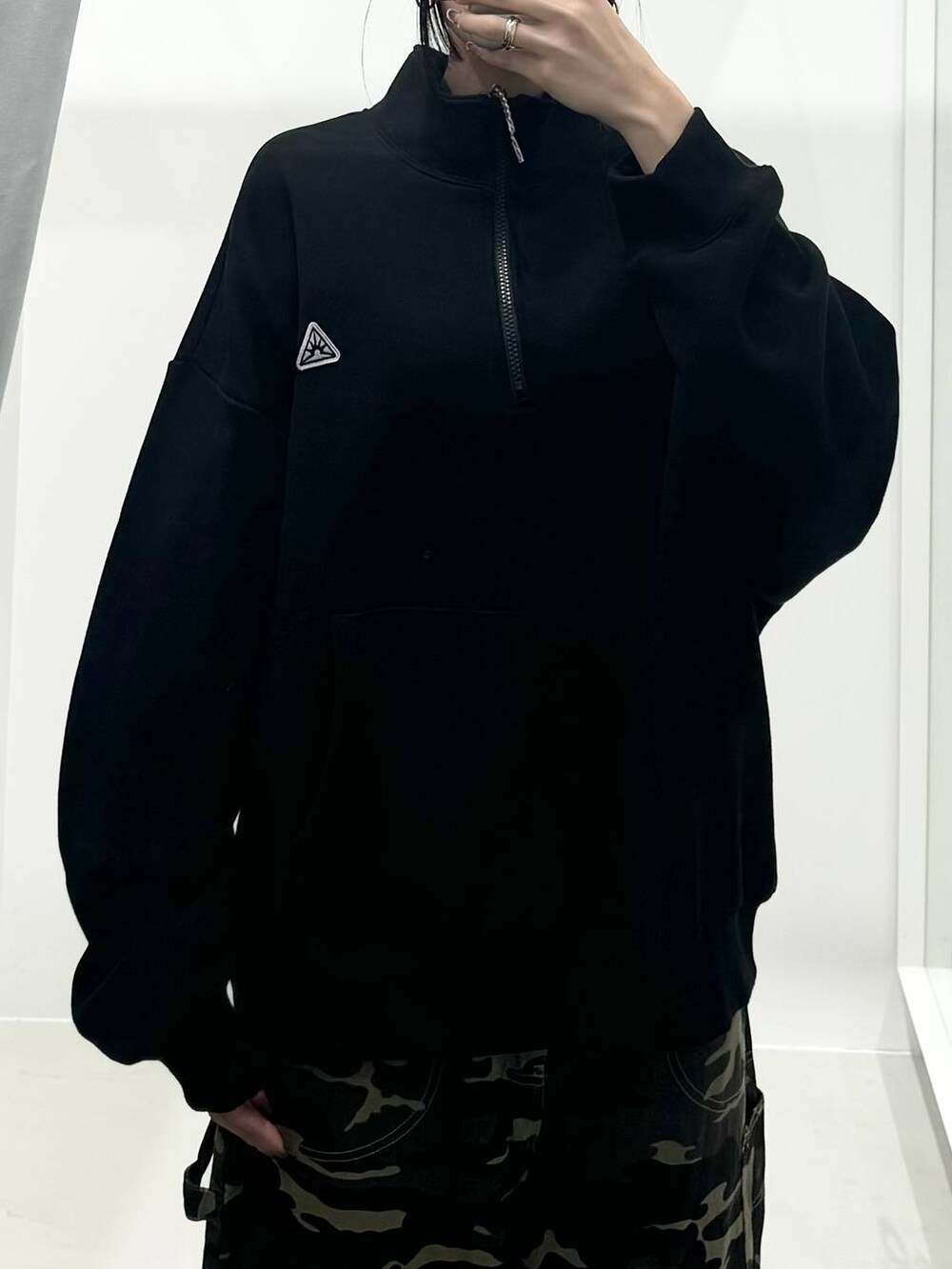 ブラック系のスウェットを着用したレディースの秋コーディネートの3枚目の写真