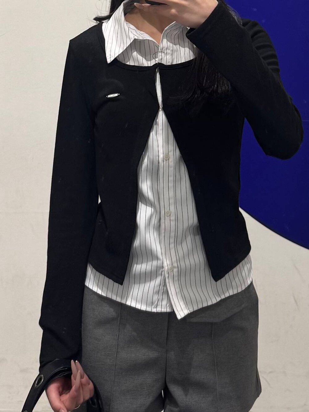 グレー系のその他パンツ、ブラック系のブーツ、ブラック系のショルダーバッグを着用したレディースの冬コーディネートの3枚目の写真