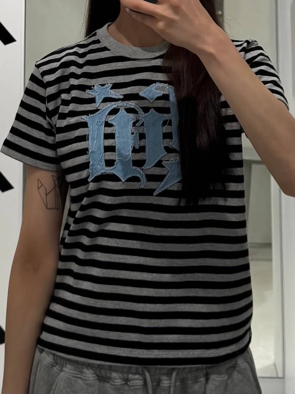 その他のTシャツ/カットソー、グレー系のスウェットパンツを着用したレディースの夏コーディネートの3枚目の写真