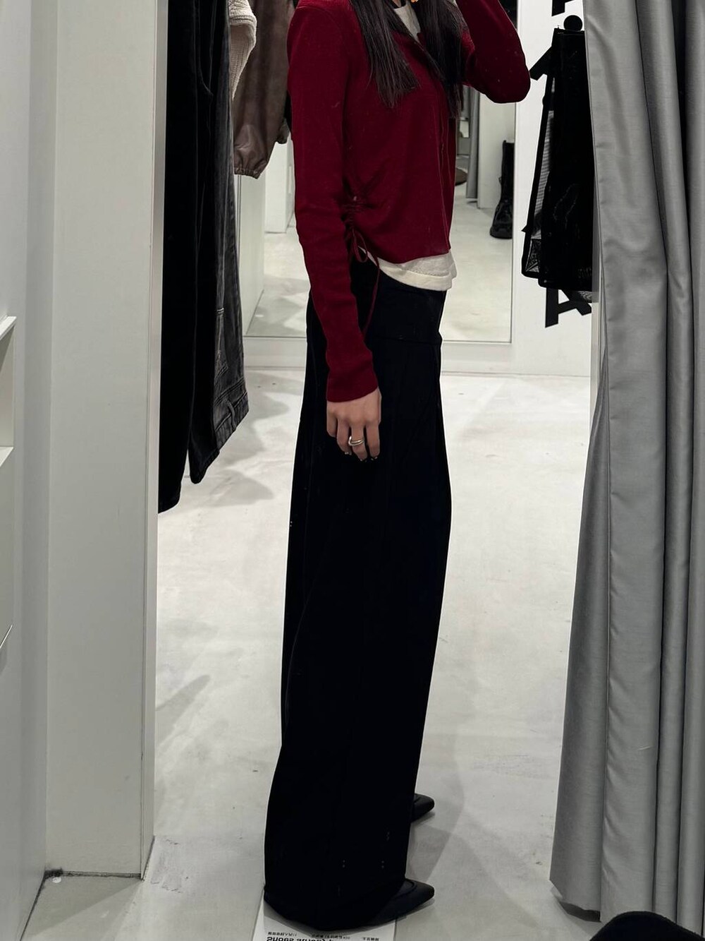 ブラック系のローファー、ブラック系のその他パンツ、レッド系のTシャツ/カットソーを着用したレディースの秋コーディネートの2枚目の写真