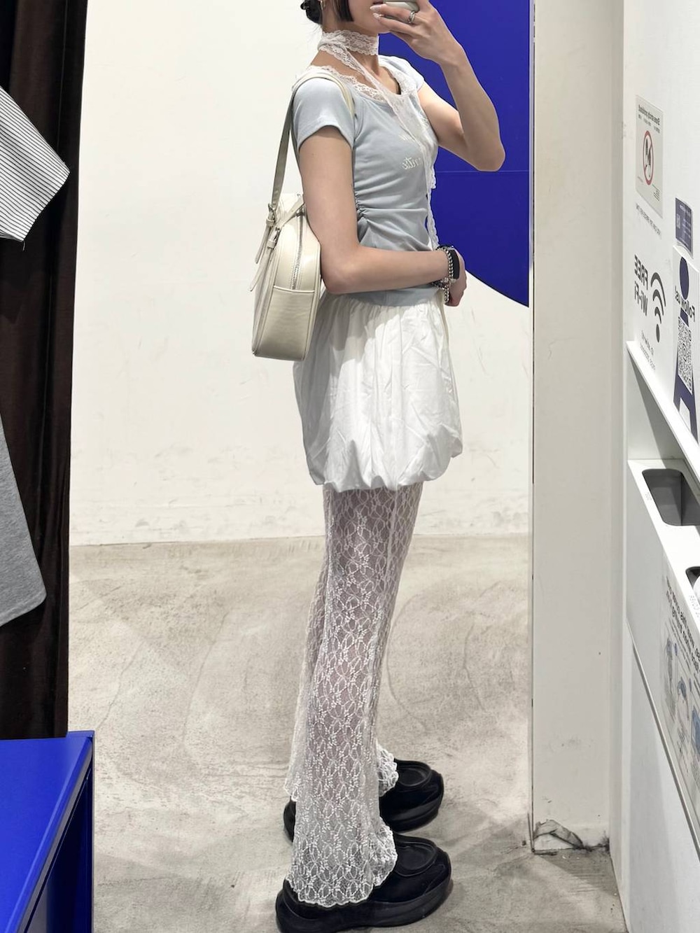 ホワイト系のその他パンツ、ホワイト系のその他パンツ、ブルー系のTシャツ/カットソーを着用したレディースの春コーディネートの2枚目の写真