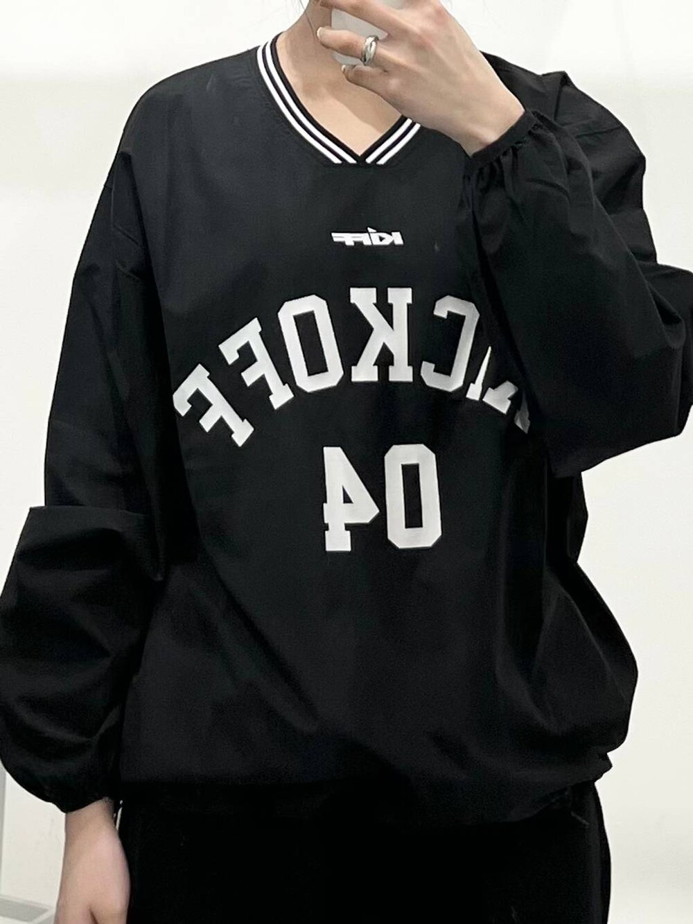 ブラック系のTシャツ/カットソー、ブラック系のスウェットパンツを着用したレディースの春コーディネートの3枚目の写真