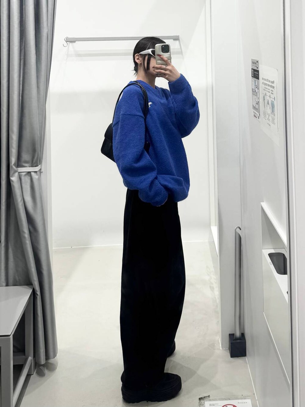 ブラック系のスウェットパンツ、ブルー系のニット/セーターを着用したレディースの冬コーディネートの2枚目の写真