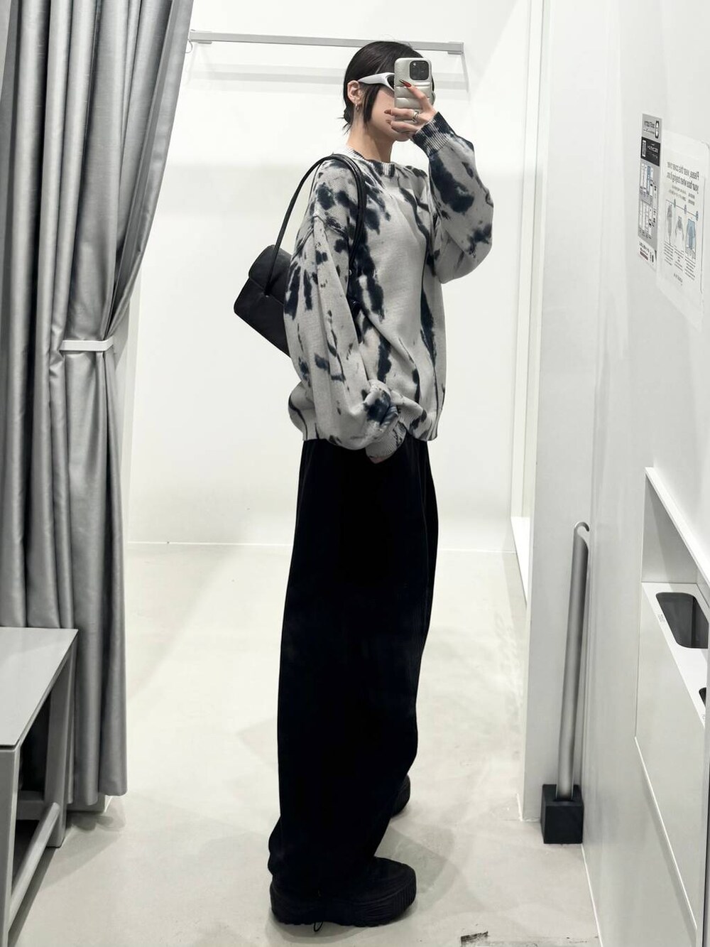 ブラック系のスウェットパンツを着用したレディースの冬コーディネートの2枚目の写真