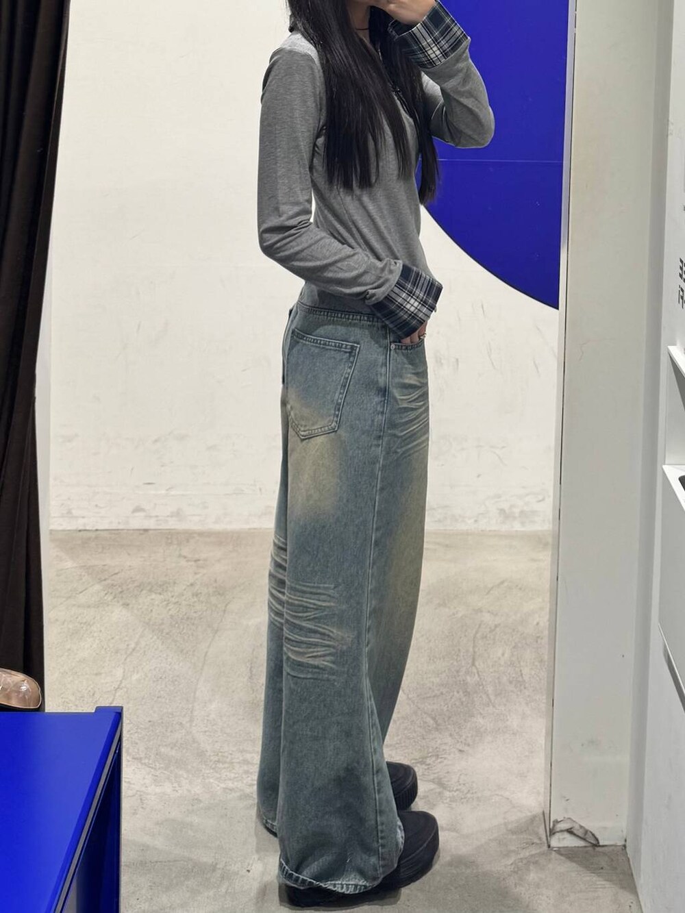 ブルー系のデニムパンツ、グレー系のTシャツ/カットソーを着用したレディースの夏コーディネートの2枚目の写真