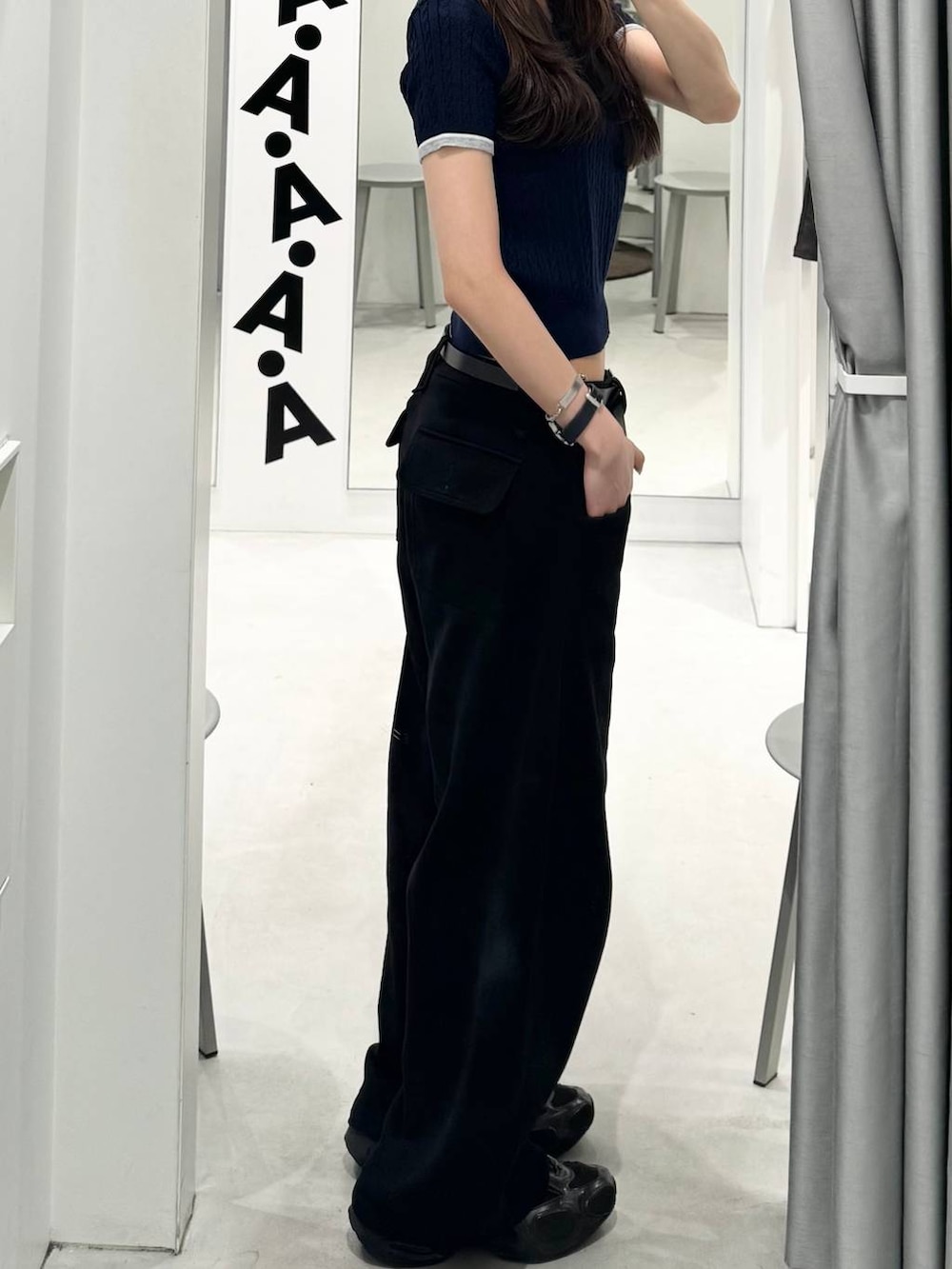 ブラック系のスウェットパンツ、ブルー系のニット/セーター、ブルー系のキャップを着用したレディースの夏コーディネートの2枚目の写真