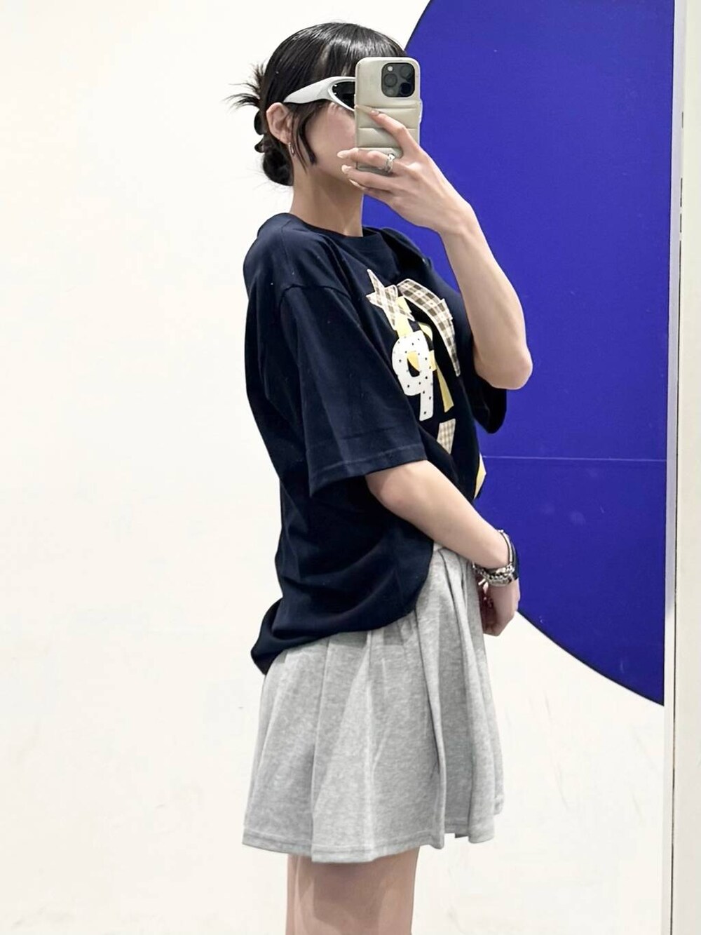 ブルー系のTシャツ/カットソー、グレー系のワンピースを着用したレディースの夏コーディネートの2枚目の写真