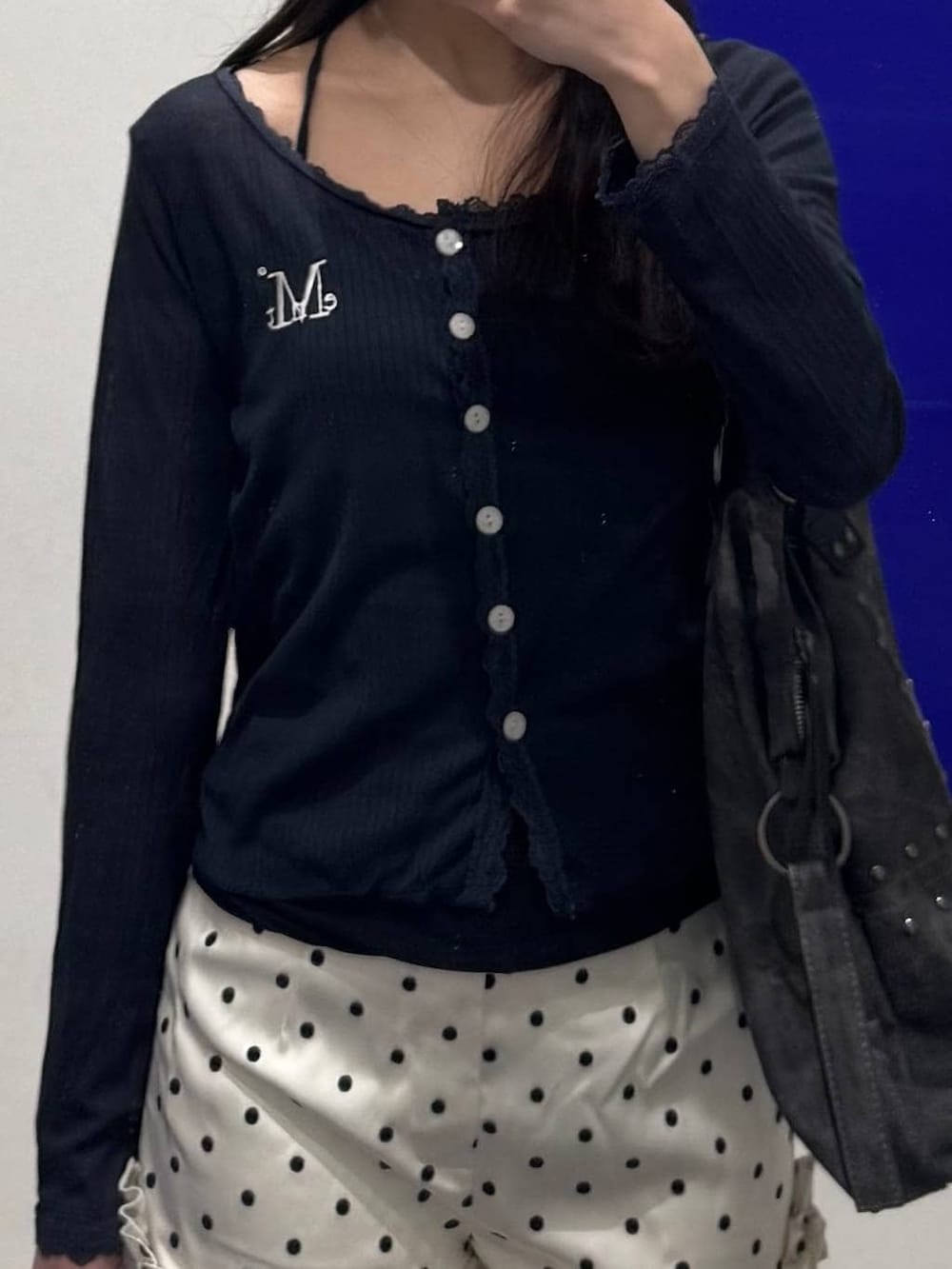 ブラック系のブーツ、グレー系のトートバッグ、ホワイト系のその他パンツを着用したレディースの春コーディネートの3枚目の写真