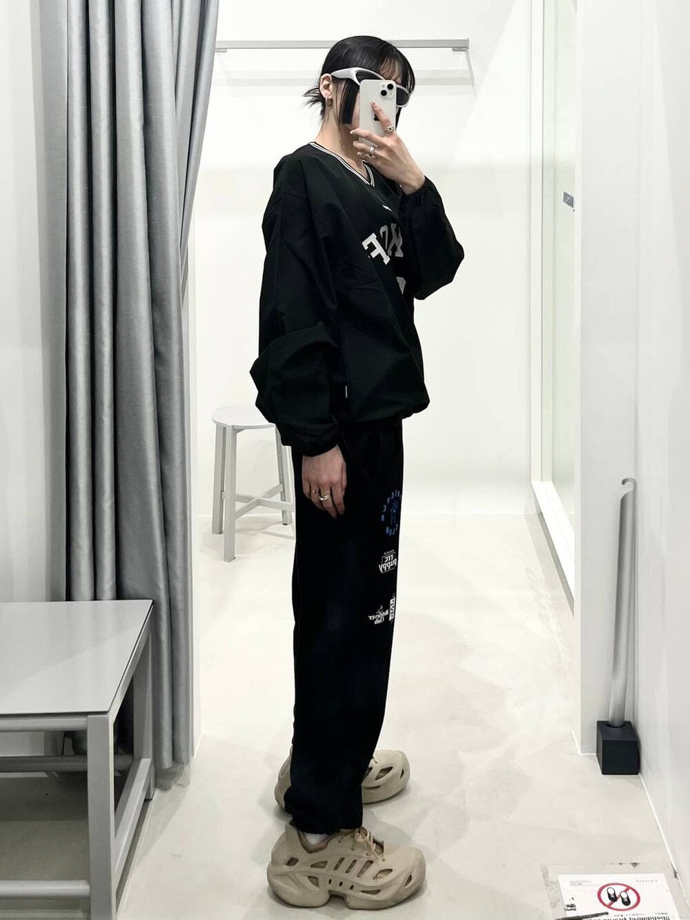 ブラック系のTシャツ/カットソー、ブラック系のスウェットパンツを着用したレディースの春コーディネートの2枚目の写真