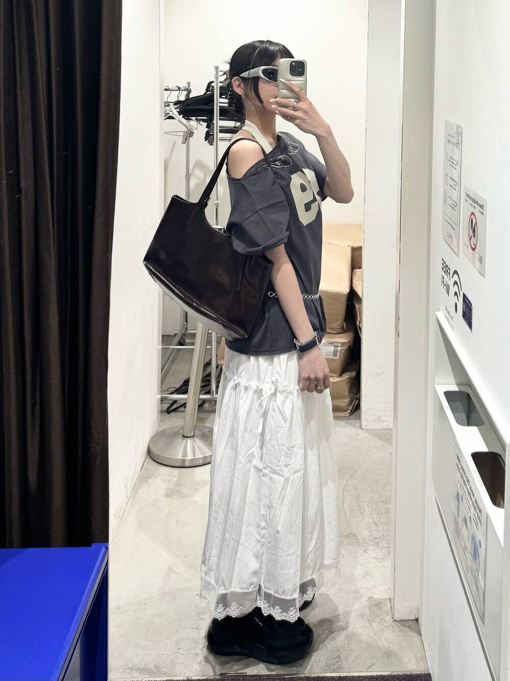 ホワイト系のスカート、グレー系のTシャツ/カットソーを着用したレディースの夏コーディネートの2枚目の写真