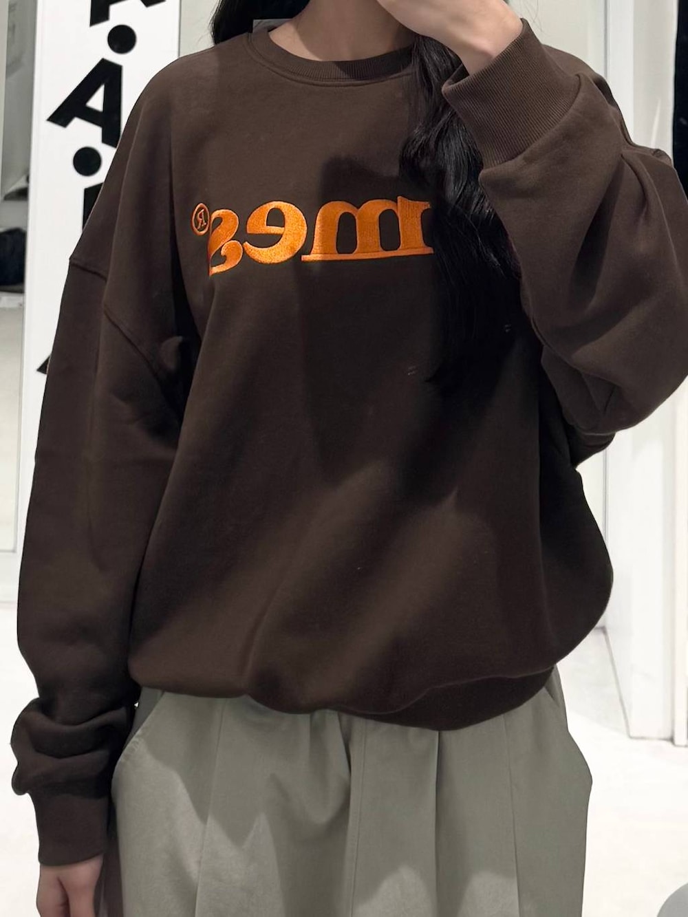 ベージュ系のその他パンツ、その他のスウェットを着用したレディースの秋コーディネートの3枚目の写真