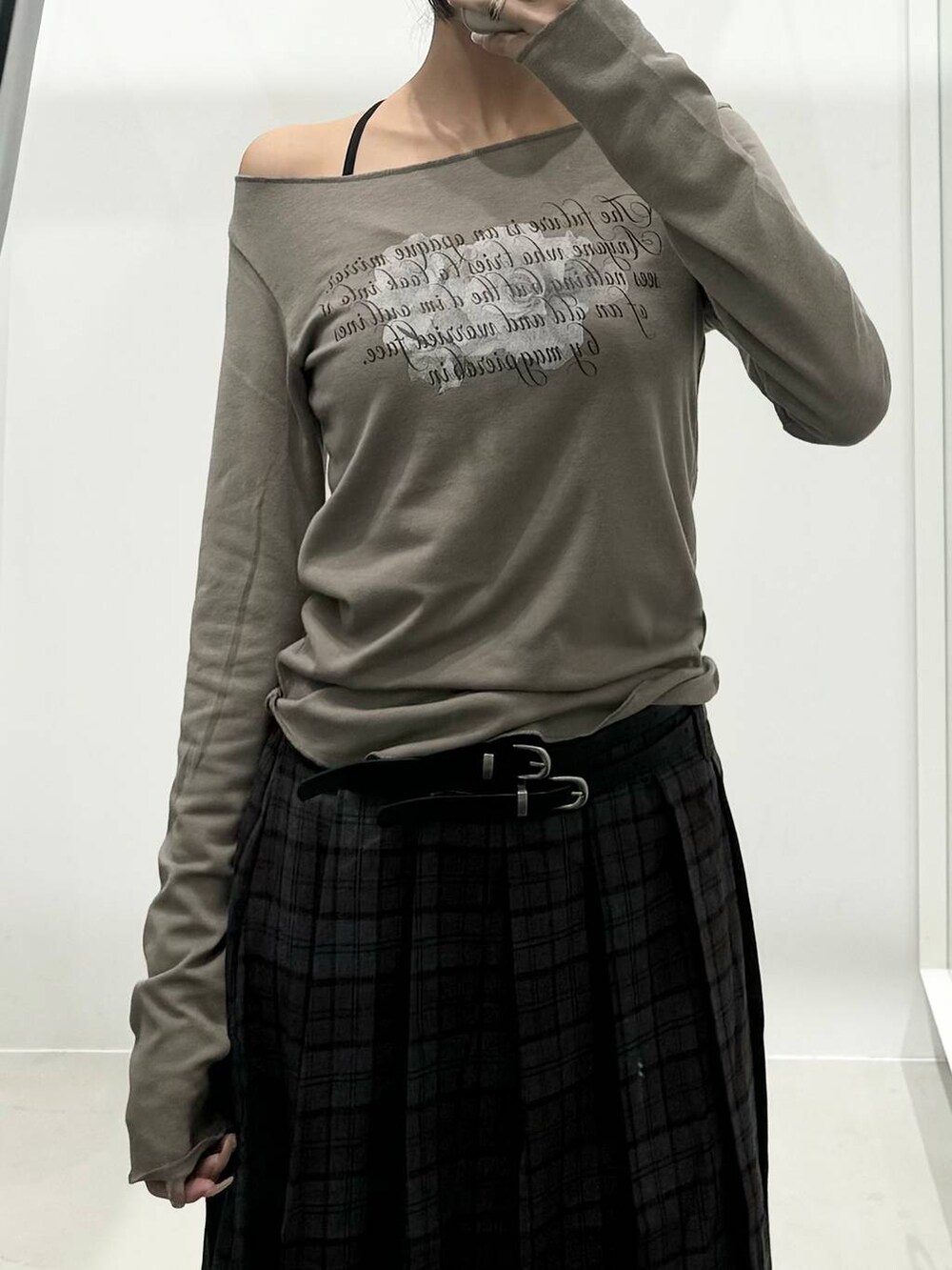 ブラウン系のスカート、ブラウン系のTシャツ/カットソーを着用したレディースの秋コーディネートの3枚目の写真