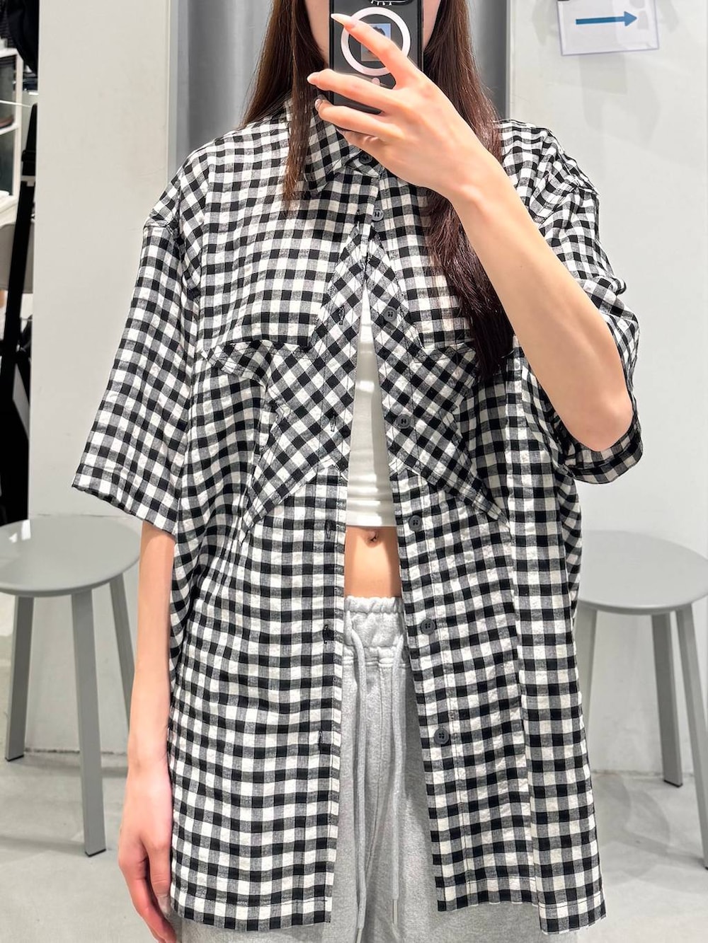 ブラック系のシャツ/ブラウス、グレー系のスウェットパンツを着用したレディースの夏コーディネートの3枚目の写真