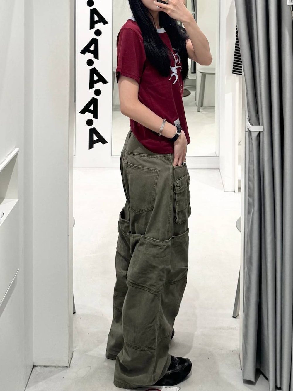 グリーン系のカーゴパンツ、レッド系のTシャツ/カットソーを着用したレディースの夏コーディネートの2枚目の写真