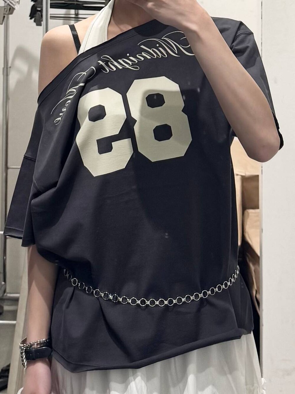 ホワイト系のスカート、グレー系のTシャツ/カットソーを着用したレディースの夏コーディネートの3枚目の写真