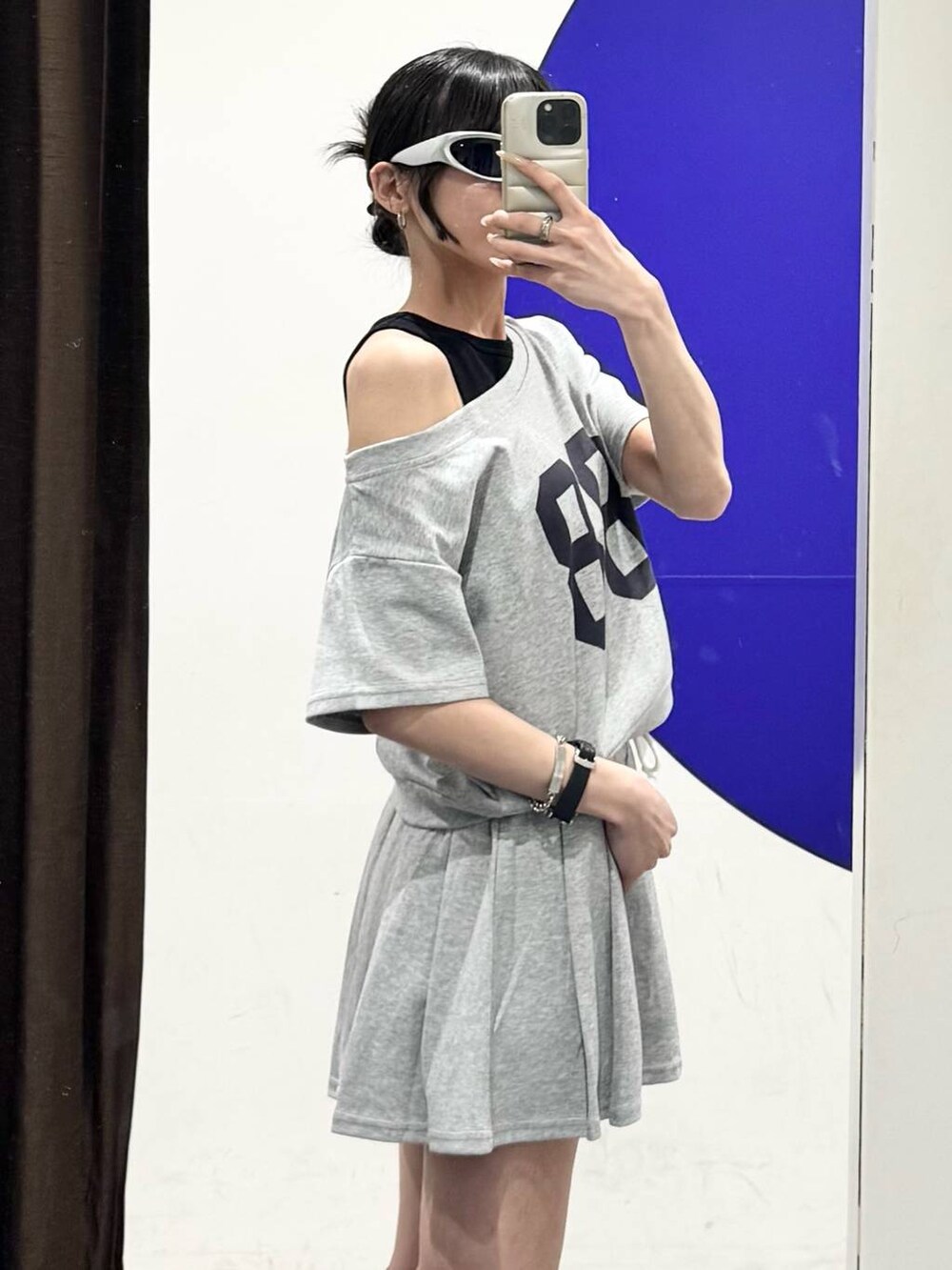 ブラック系のタンクトップ、グレー系のワンピースを着用したレディースの夏コーディネートの2枚目の写真