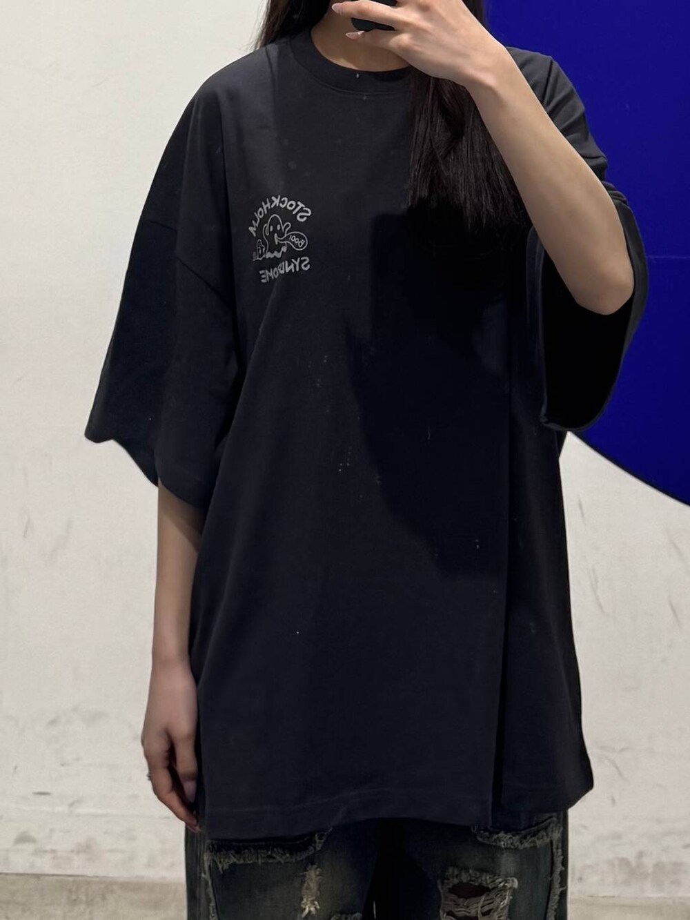 ブルー系のデニムパンツ、グレー系のTシャツ/カットソーを着用したレディースの春コーディネートの3枚目の写真
